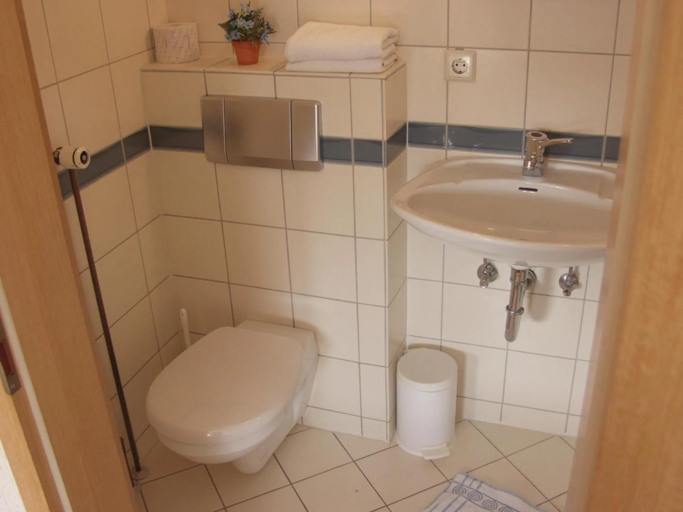 Toilet in Hotel-Restaurant-Pfaelzer-Stuben