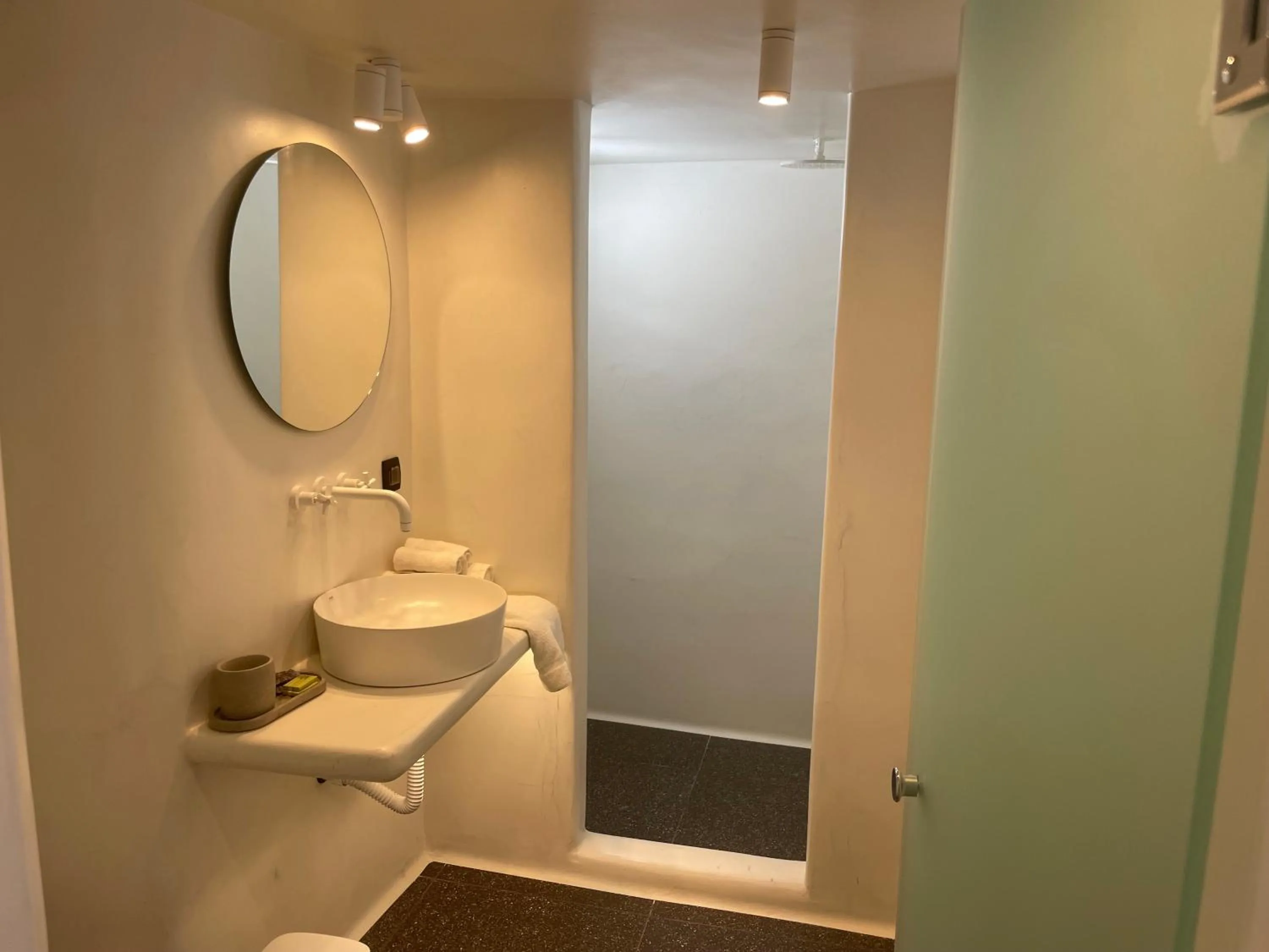 Shower in Nomikos Villas