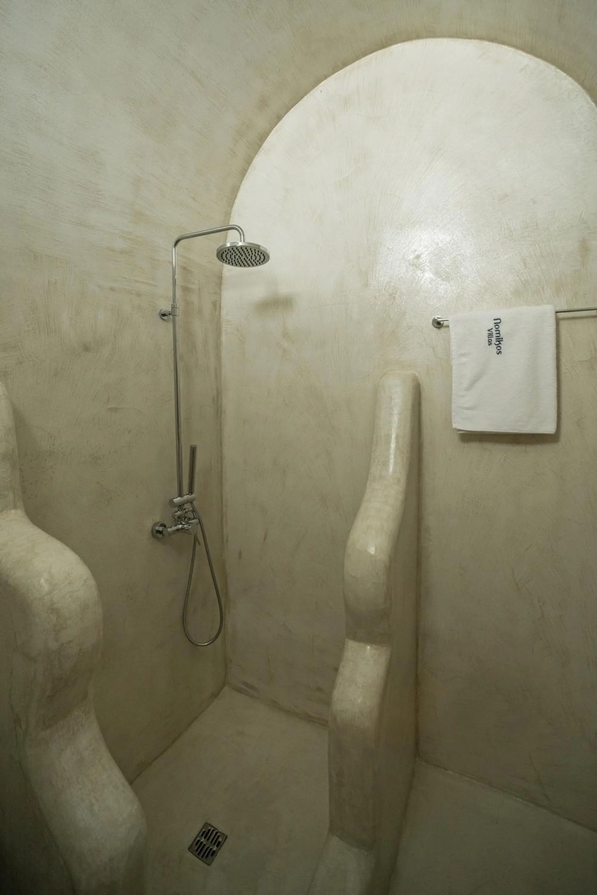 Bathroom in Nomikos Villas