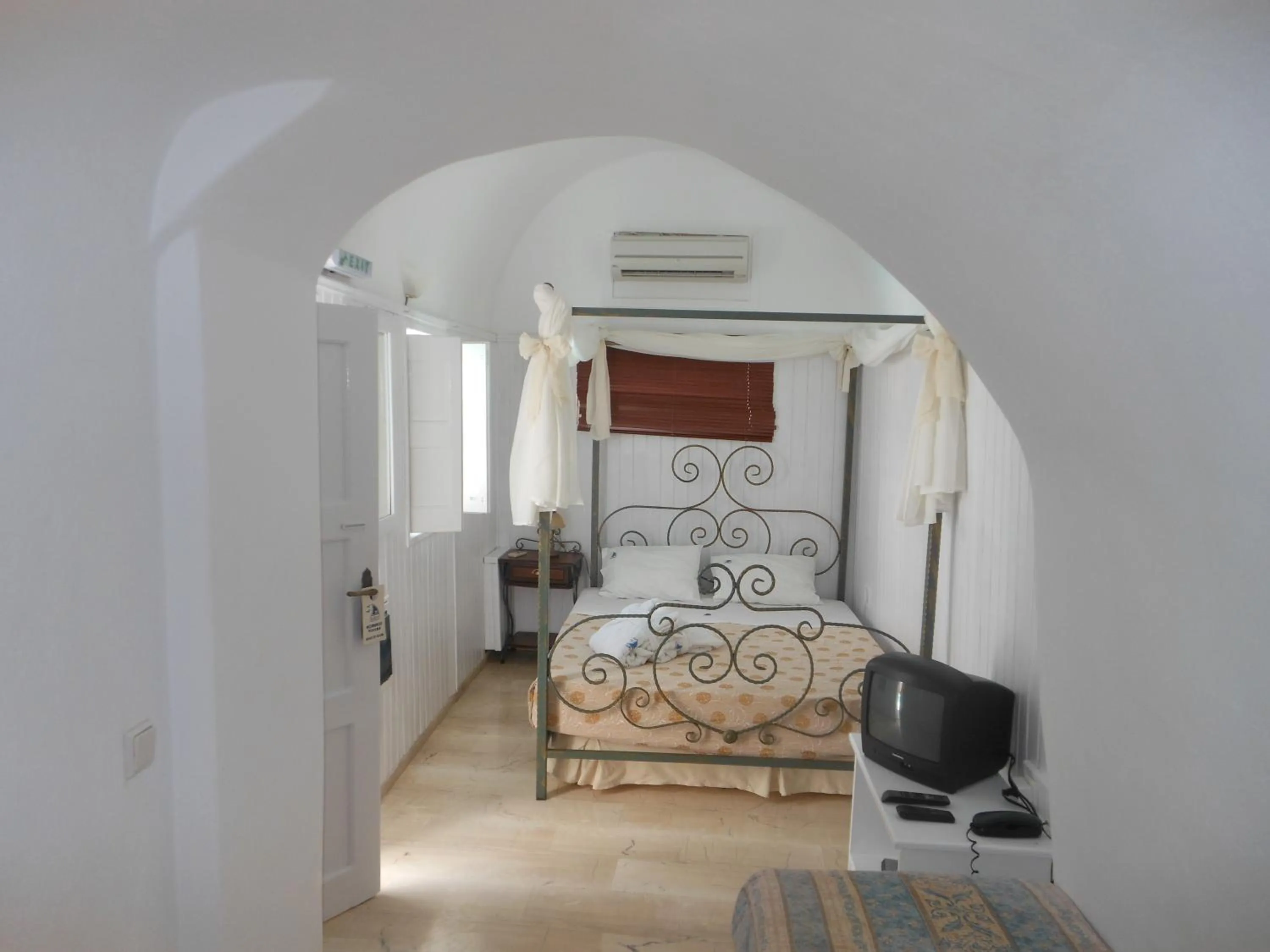 Bed in Nomikos Villas