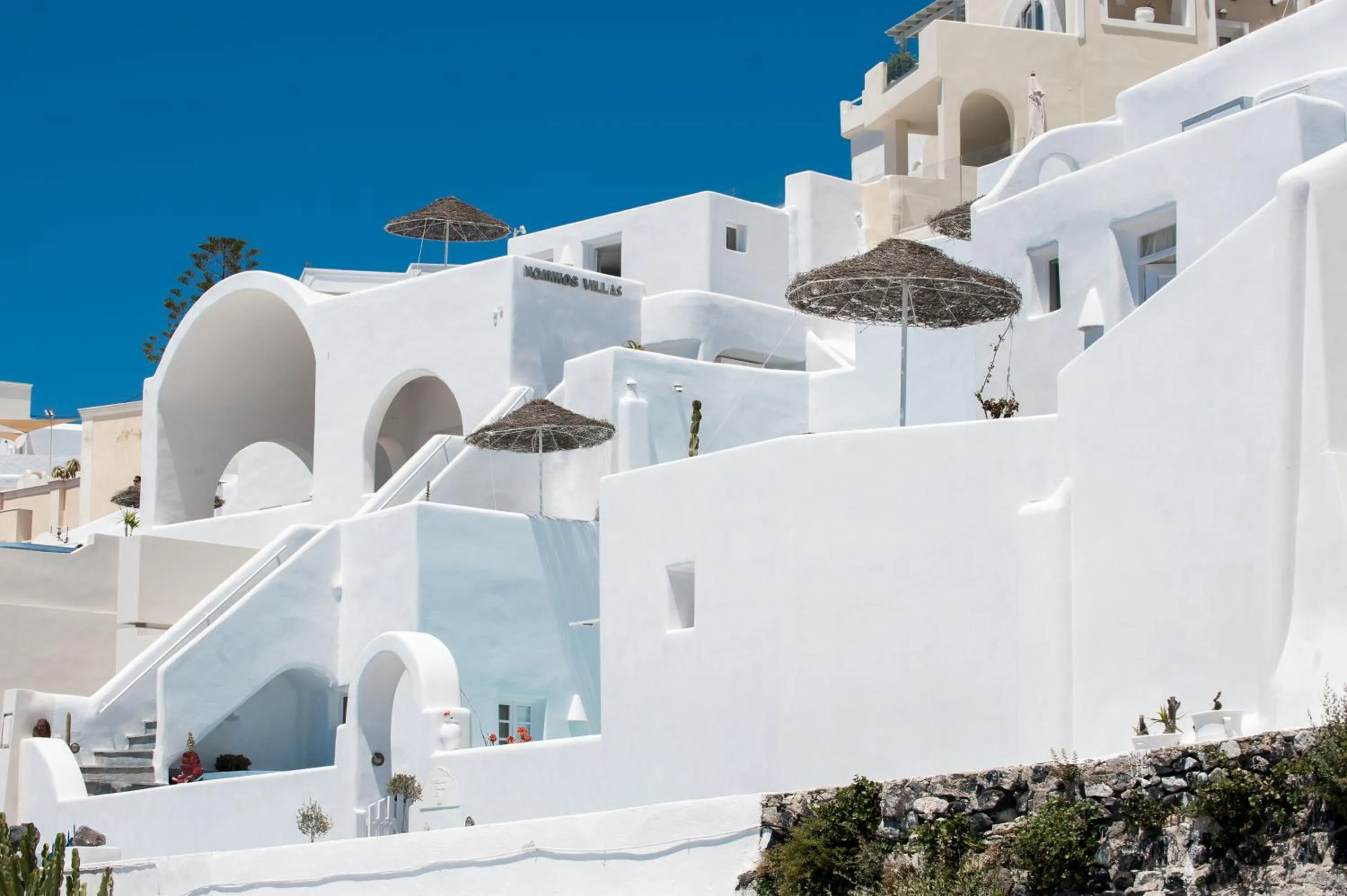 Facade/entrance in Nomikos Villas