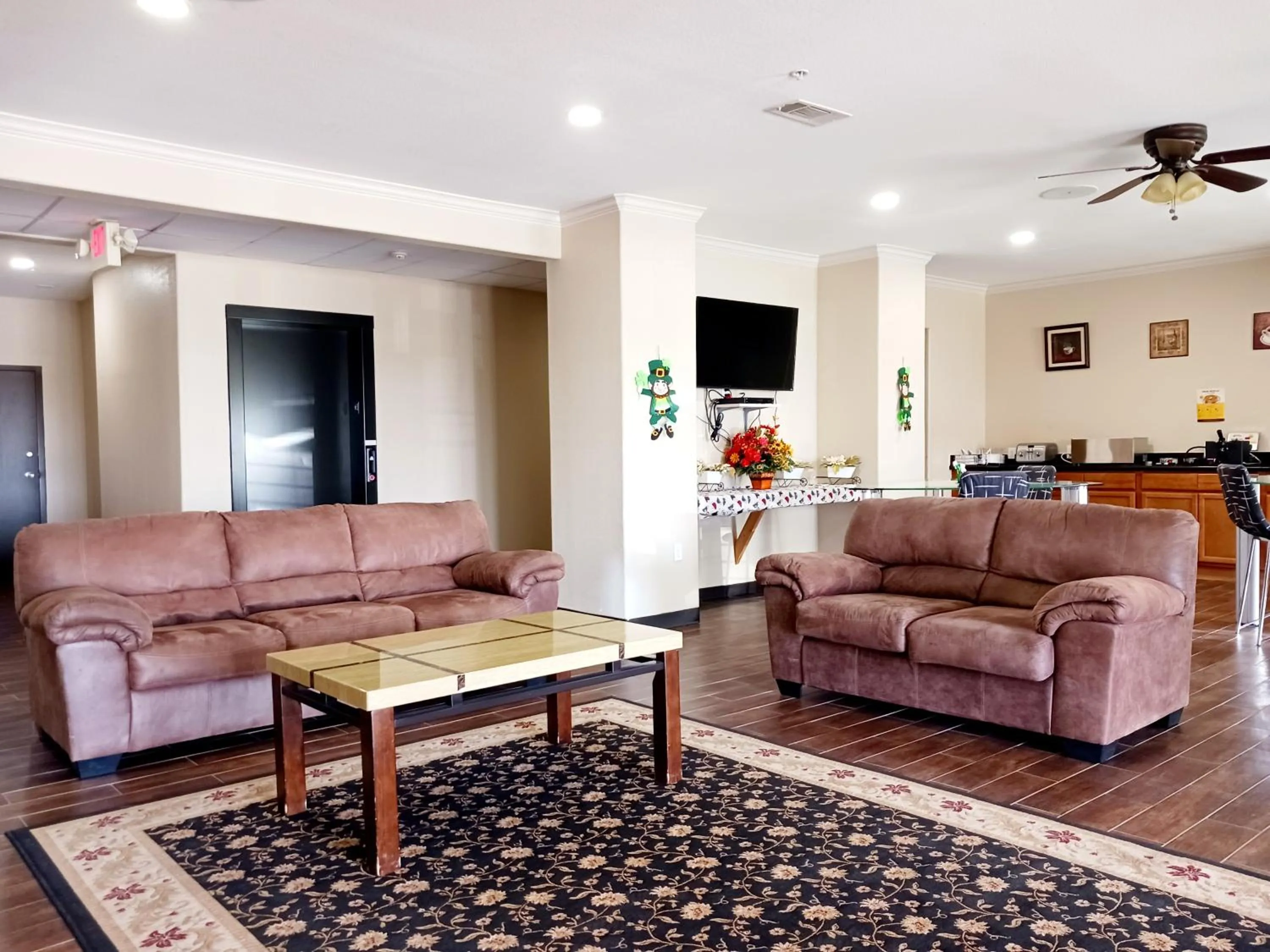 TV and multimedia in Yorktown Inn and Suites