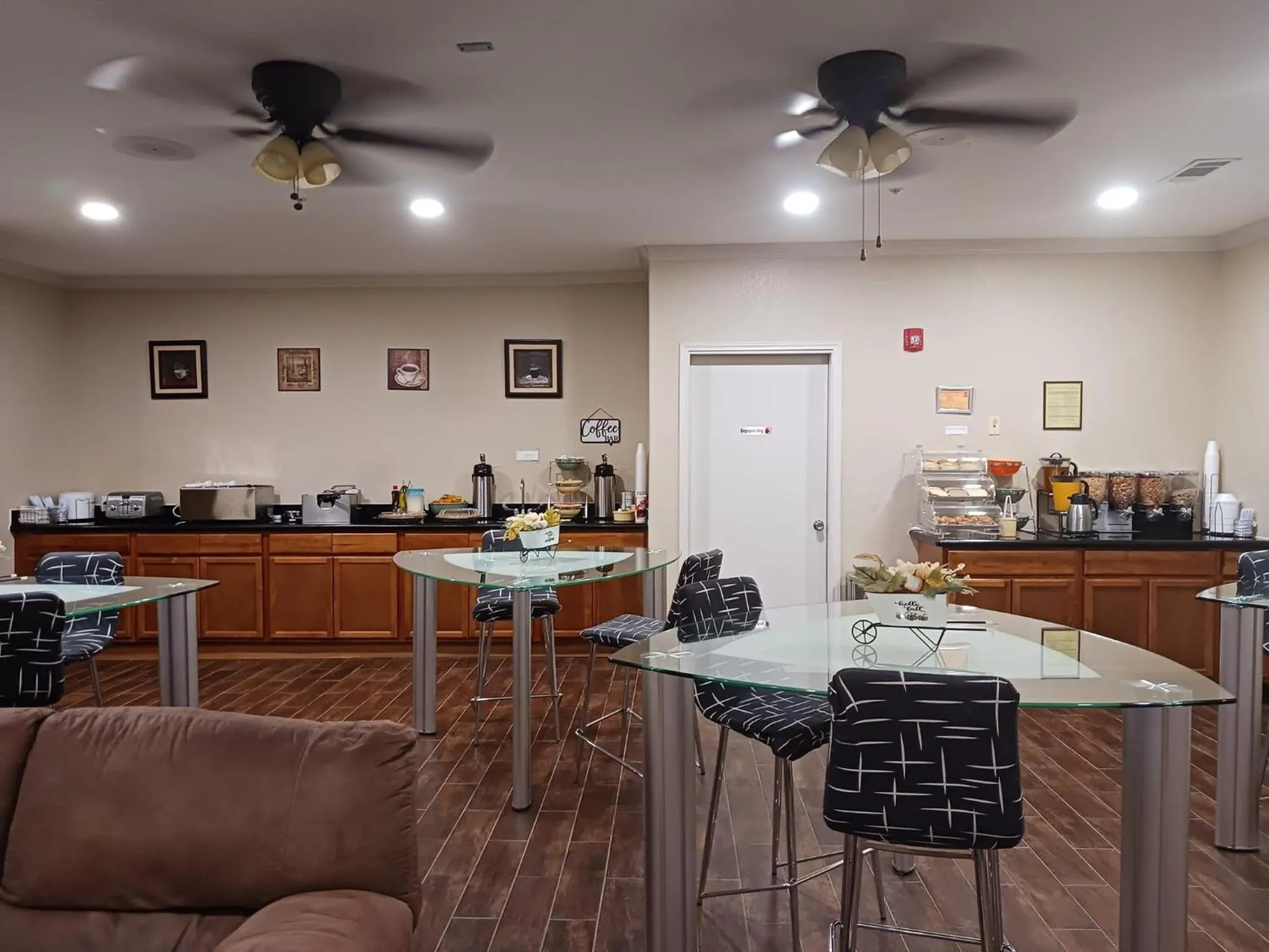 Seating area in Yorktown Inn and Suites