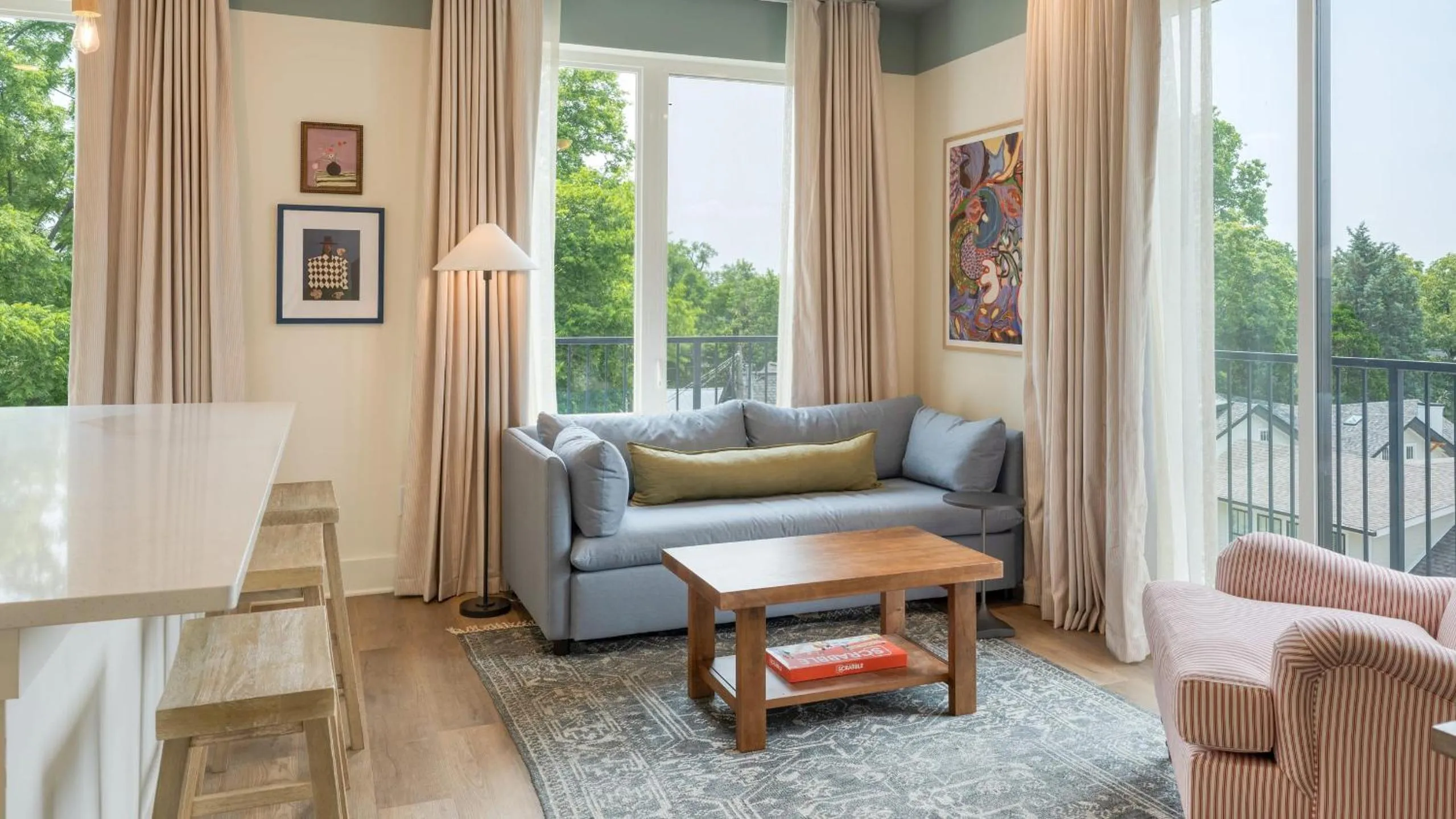 Living room in The Gilmore, an AvantStay Hotel