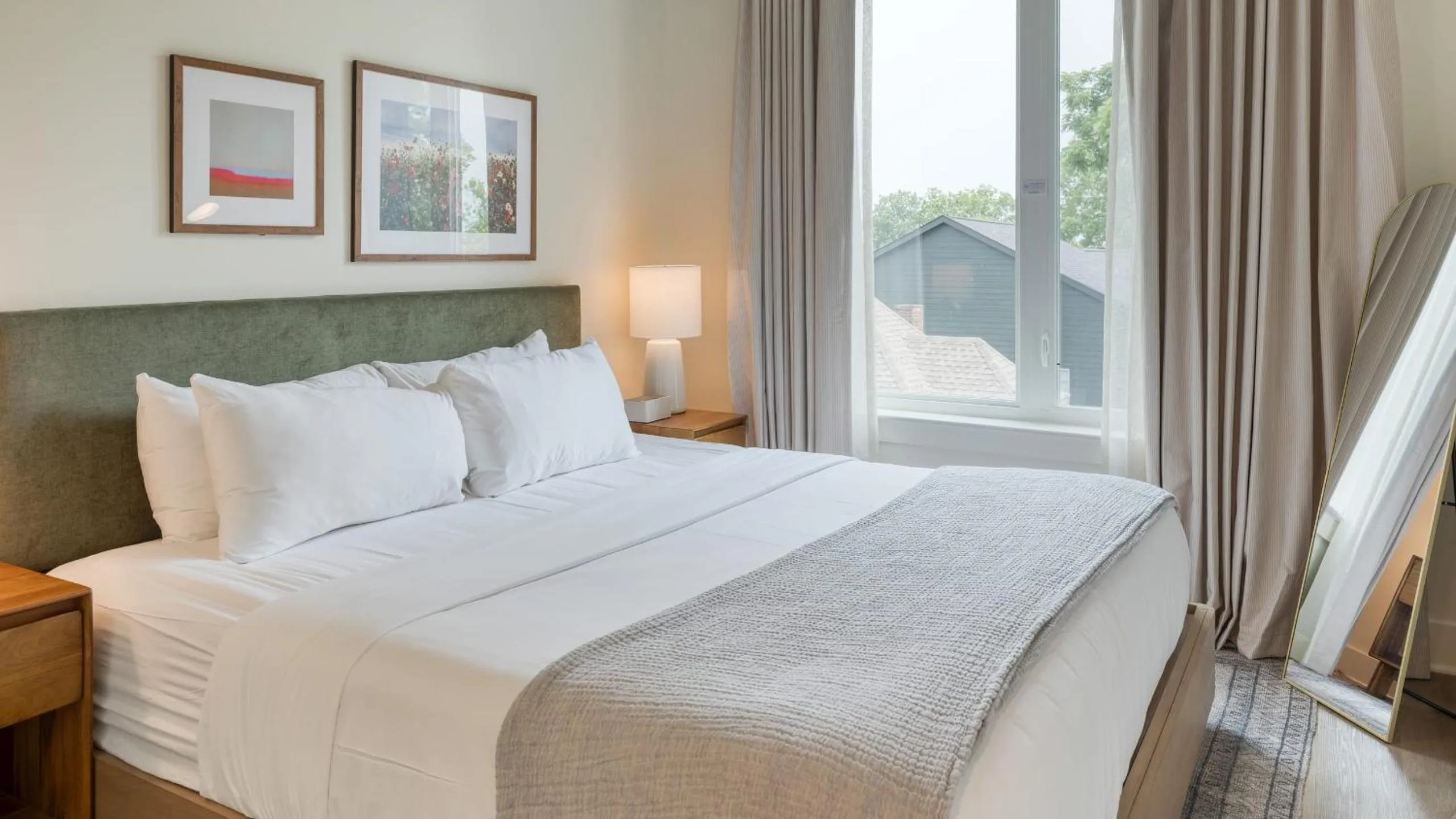 Bedroom, Bed in The Gilmore, an AvantStay Hotel