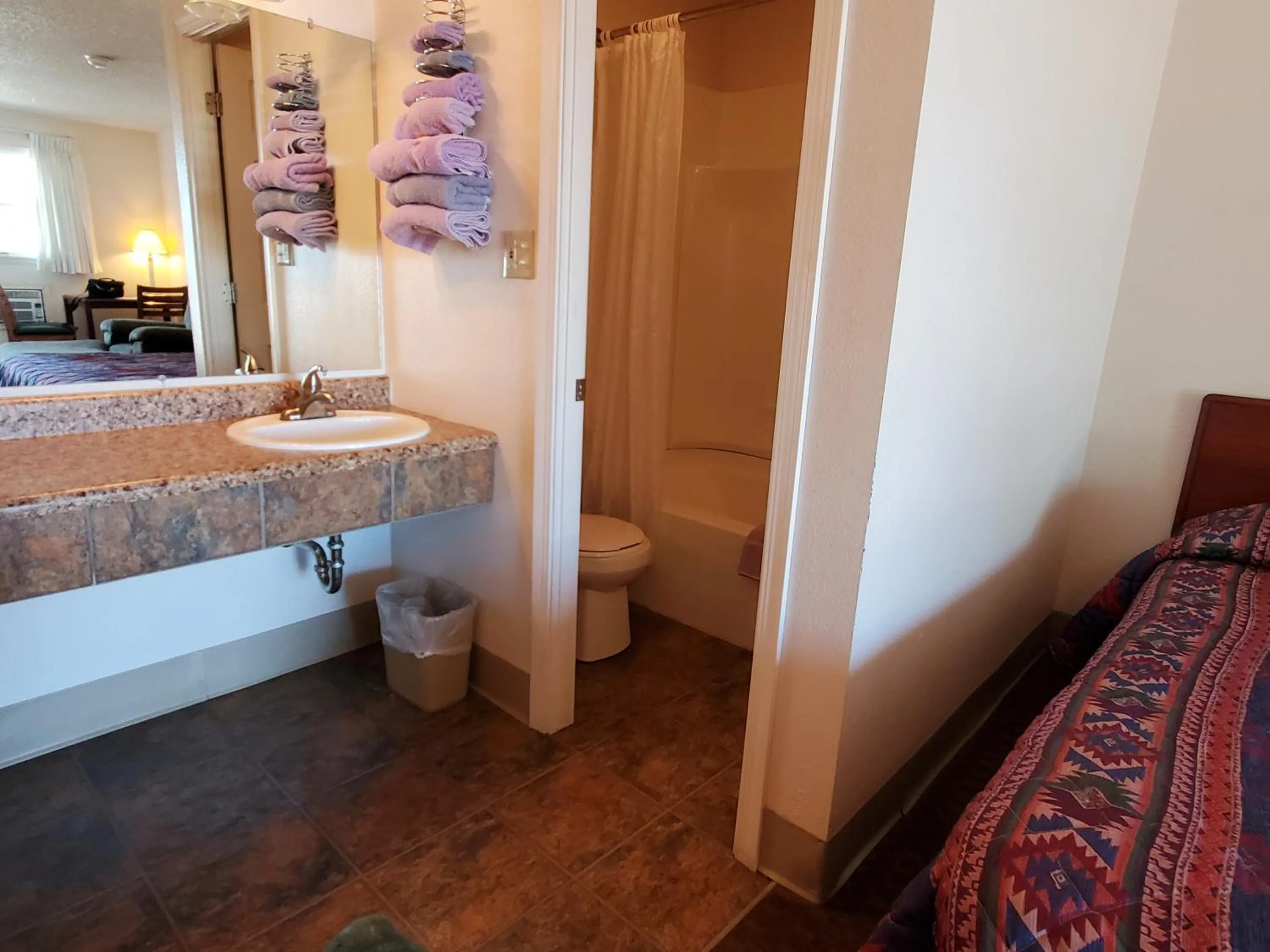 Bathroom, Bed in Riverside Inn