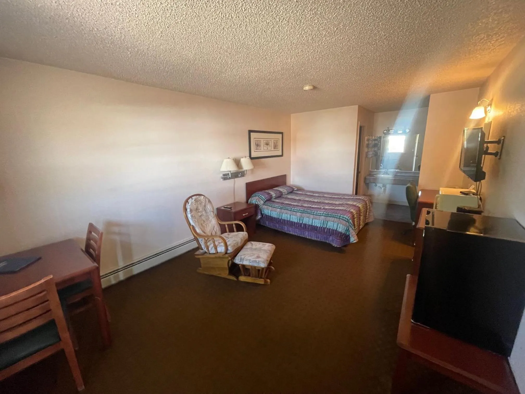 Photo of the whole room, Bed in Riverside Inn