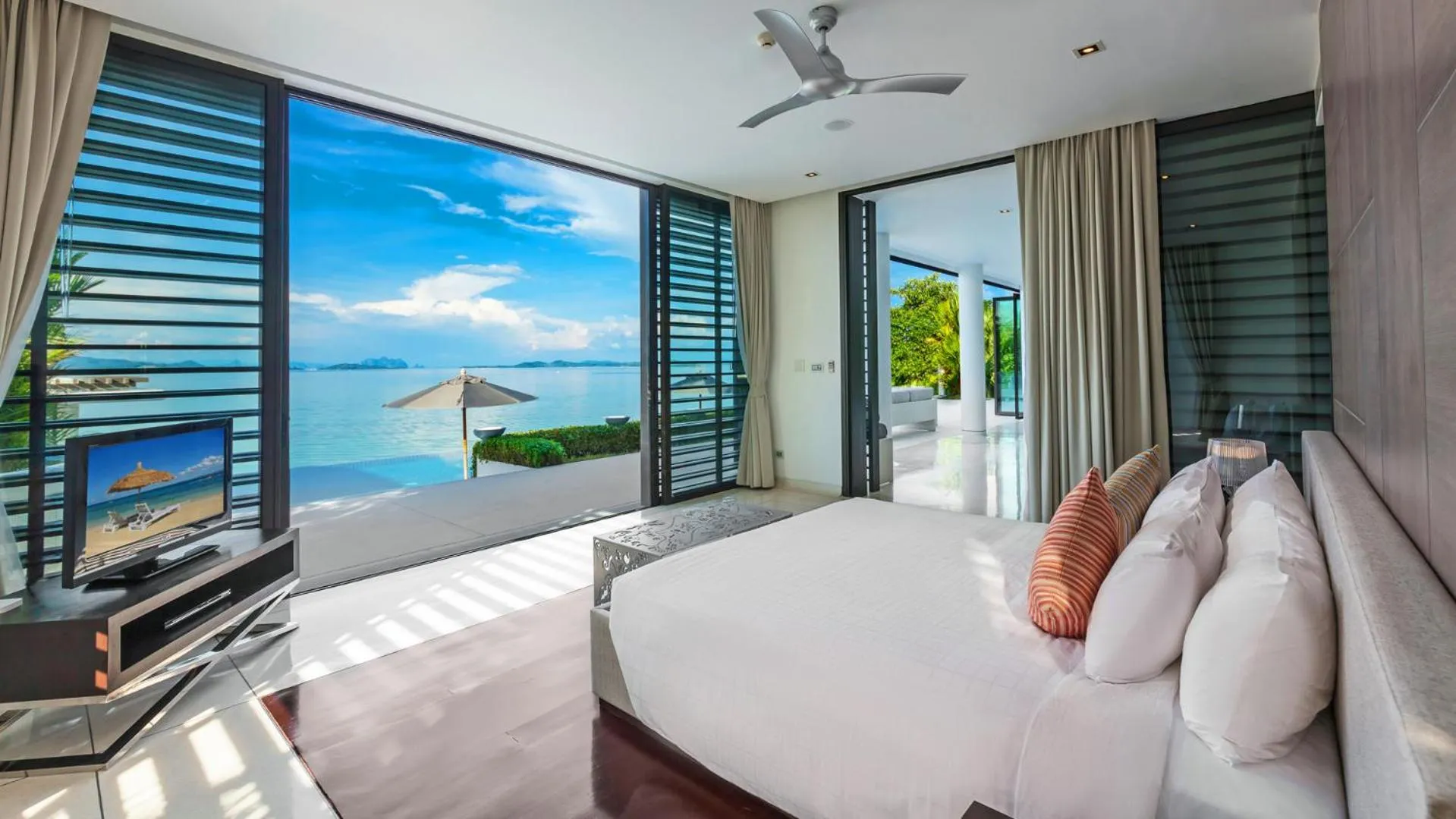 Bed in Ocean's 11 Villa