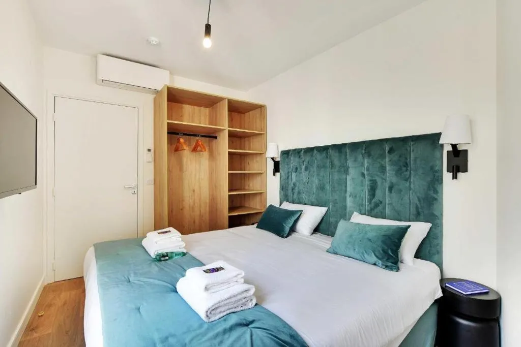 Bedroom, Bed in La Lumière de Paris