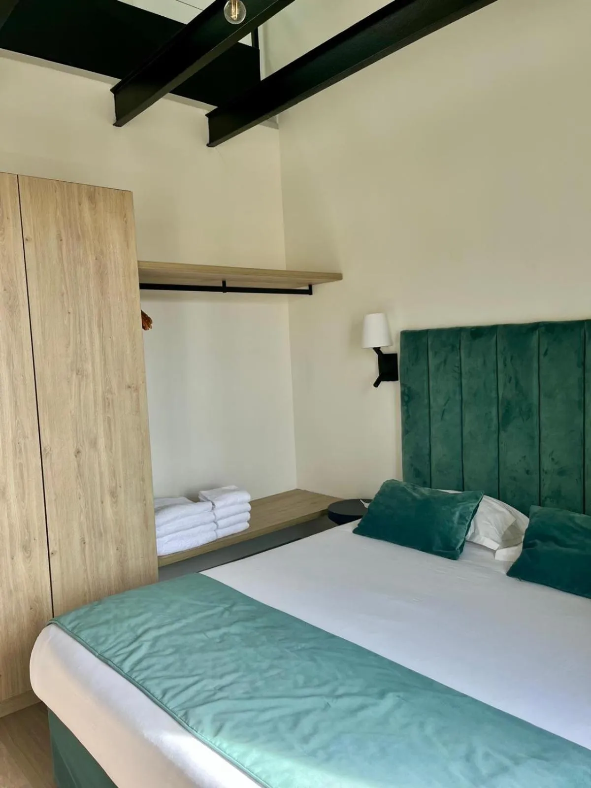 Bedroom, Bed in La Lumière de Paris