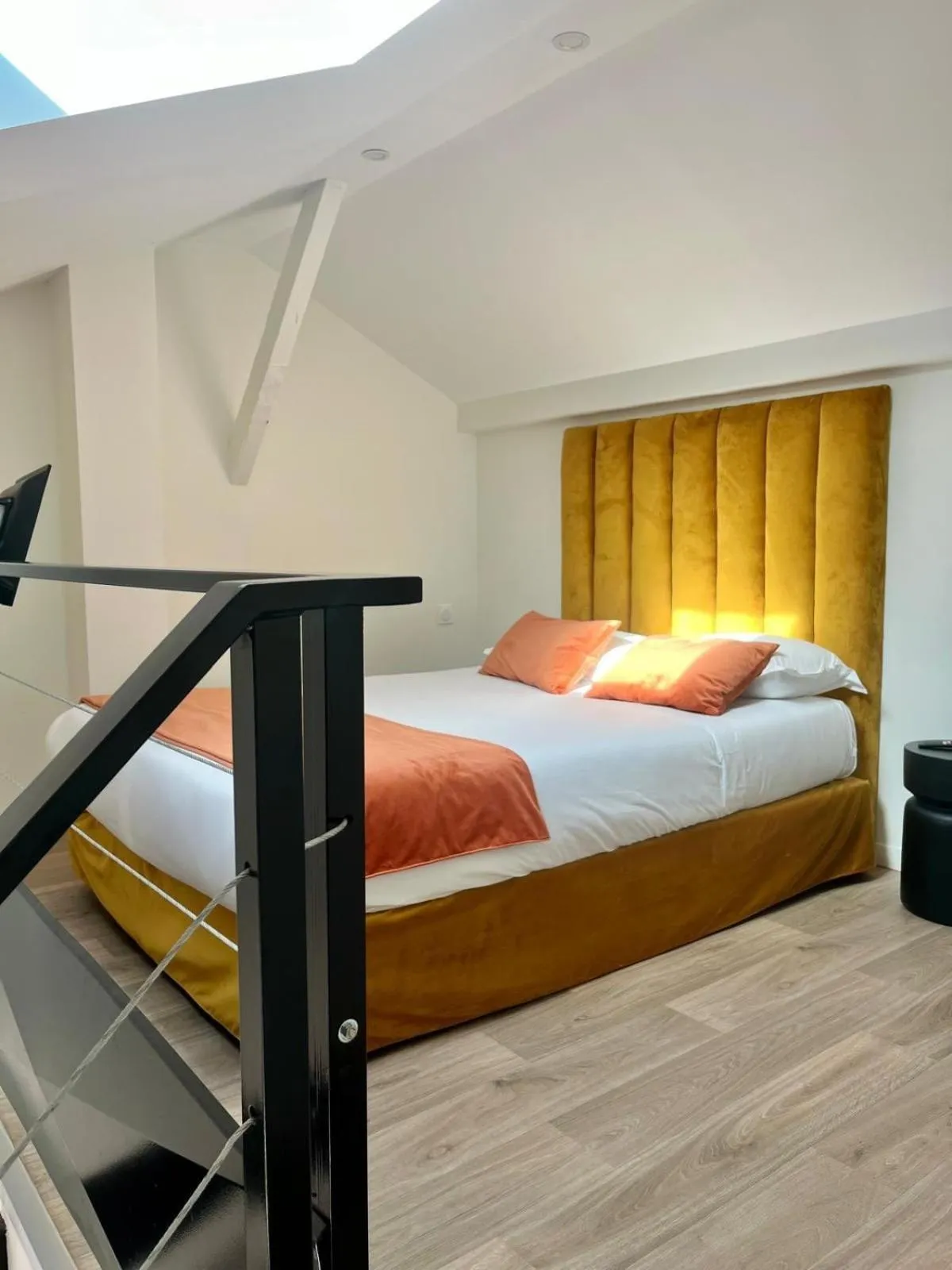 Bedroom, Bed in La Lumière de Paris