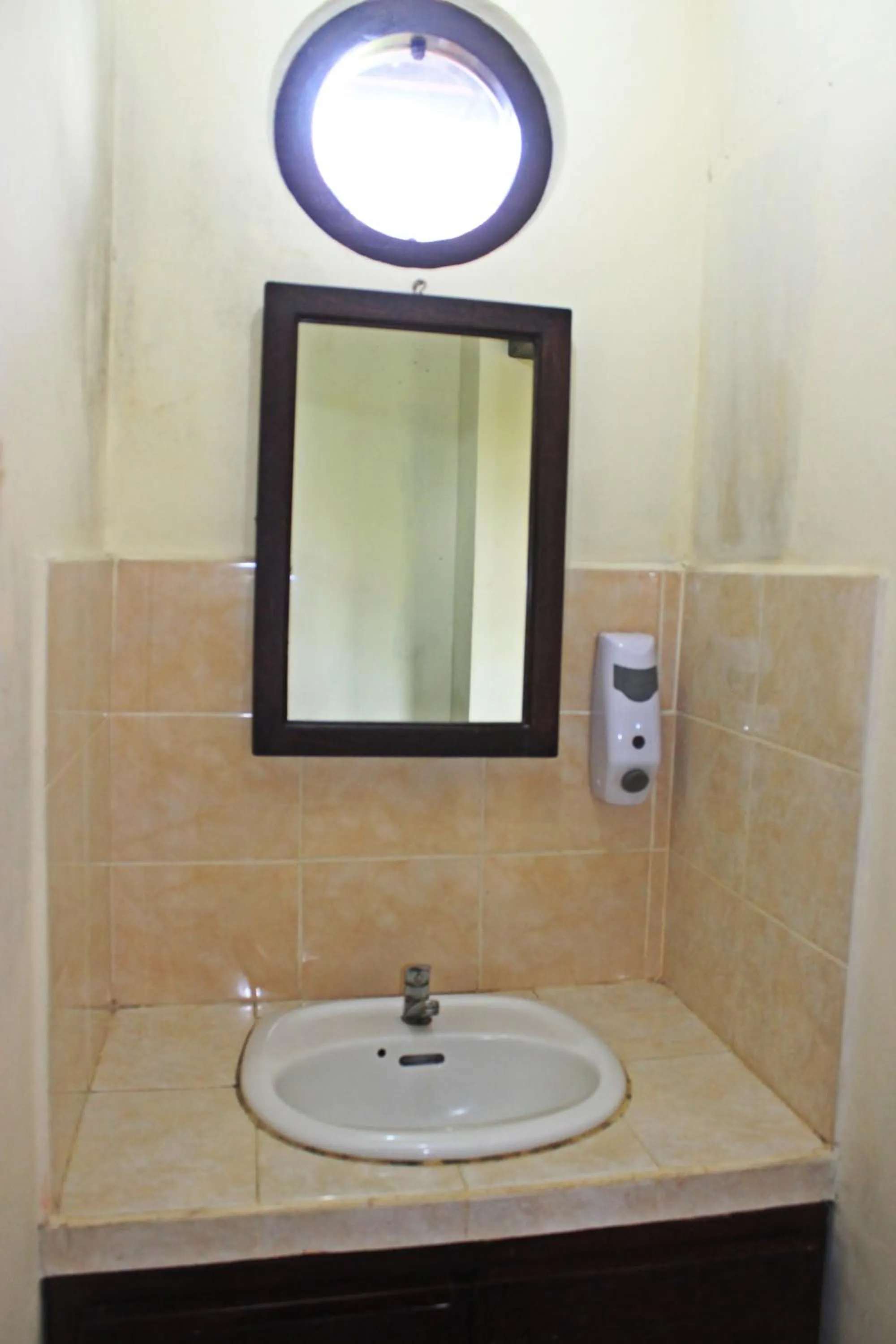 Area and facilities in Guru Ratna