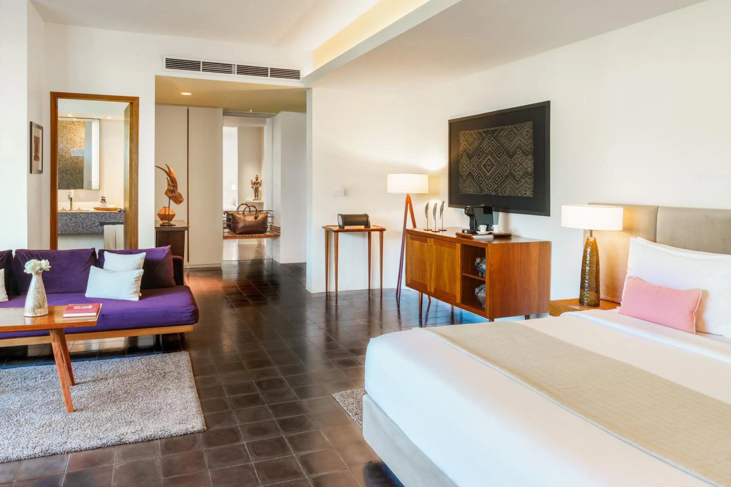 Photo of the whole room, Bed in Viroth's Hotel