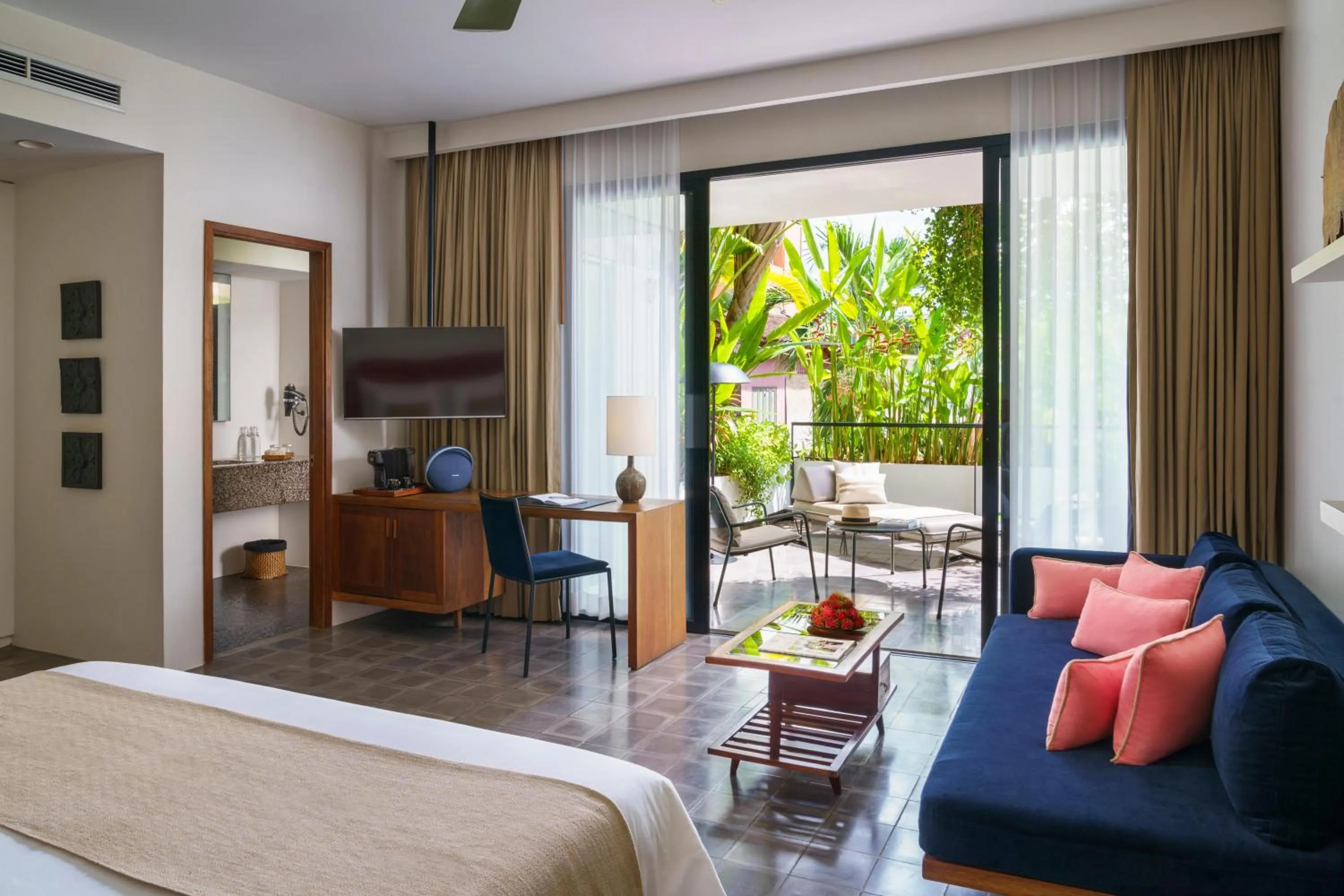 Photo of the whole room, Bed in Viroth's Hotel