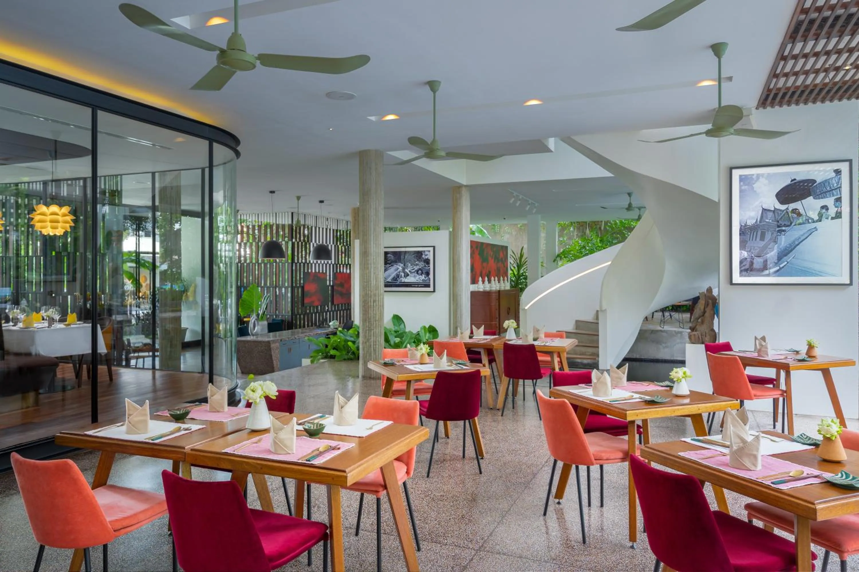 Restaurant/places to eat in Viroth's Hotel