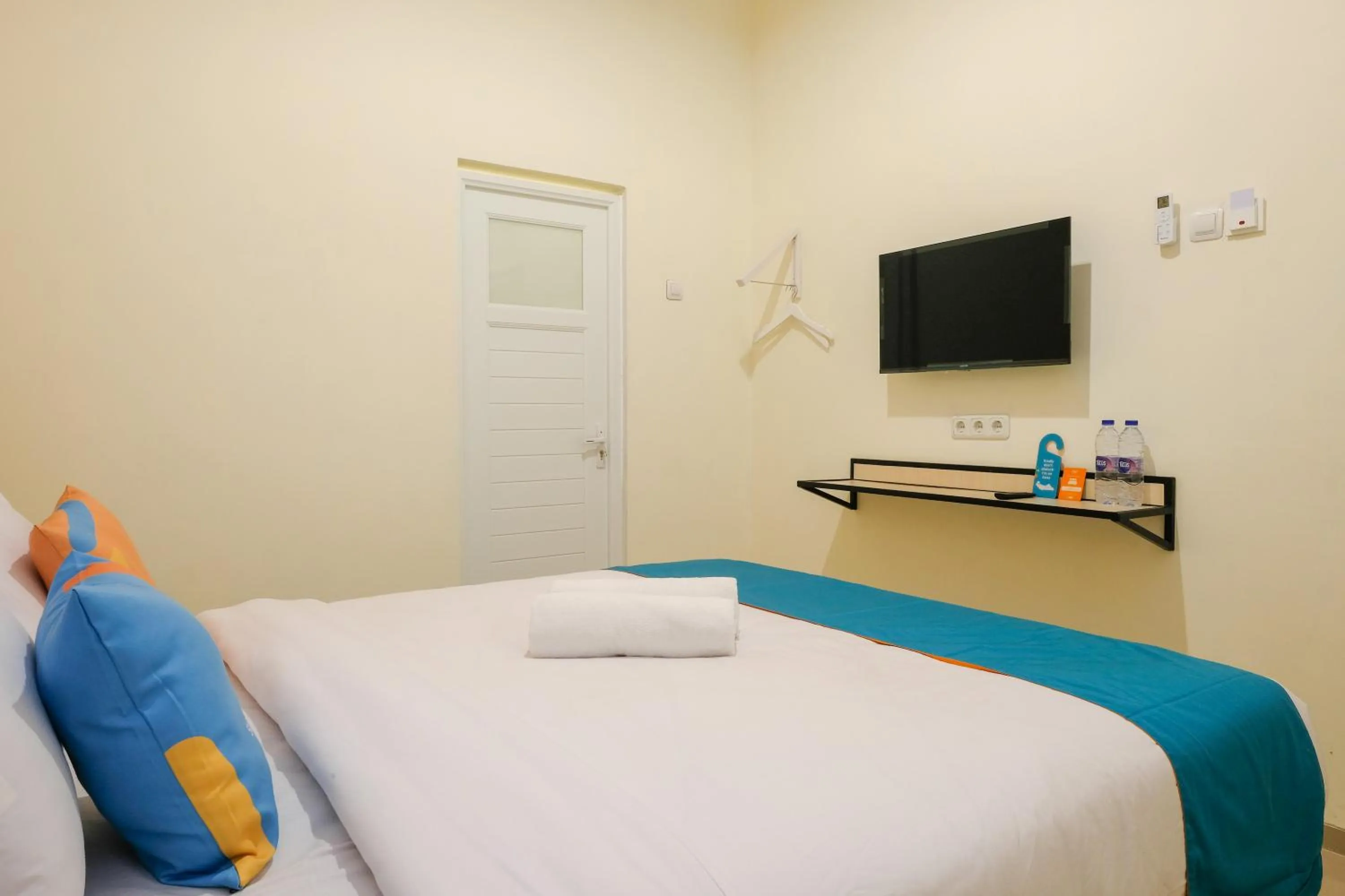 Bedroom, Bed in Sans Hotel Beskalan Malioboro