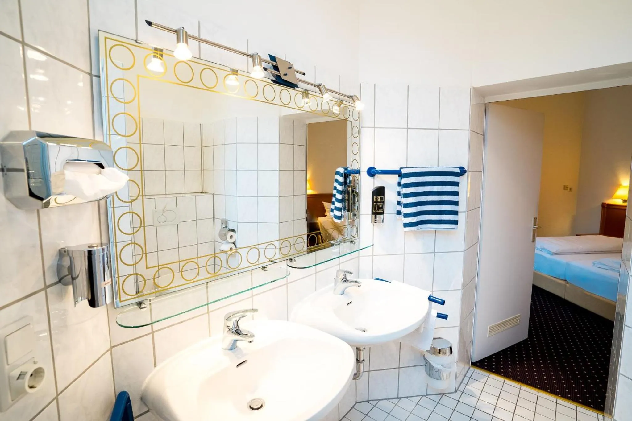 Shower, Bed in Trip Inn Parkhotel Bad Ems