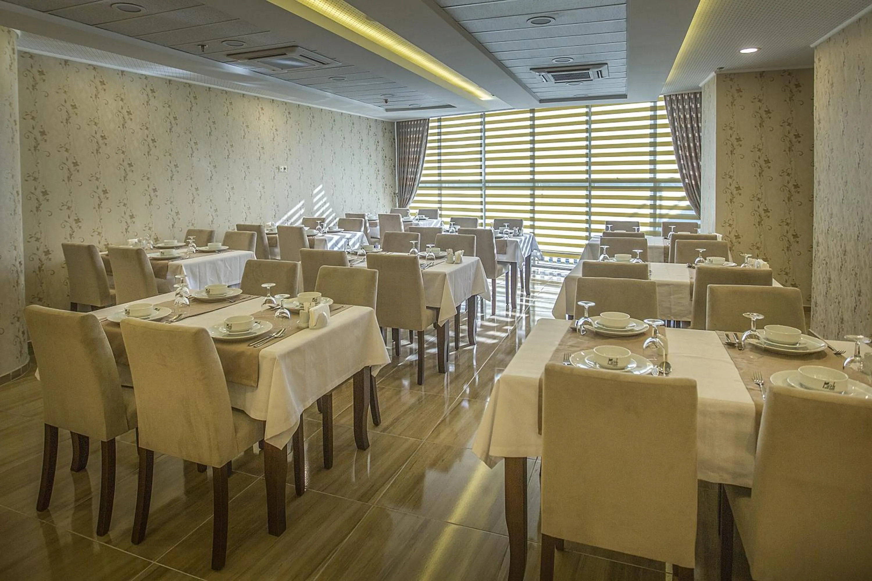 Restaurant/places to eat in Park Square Hotel