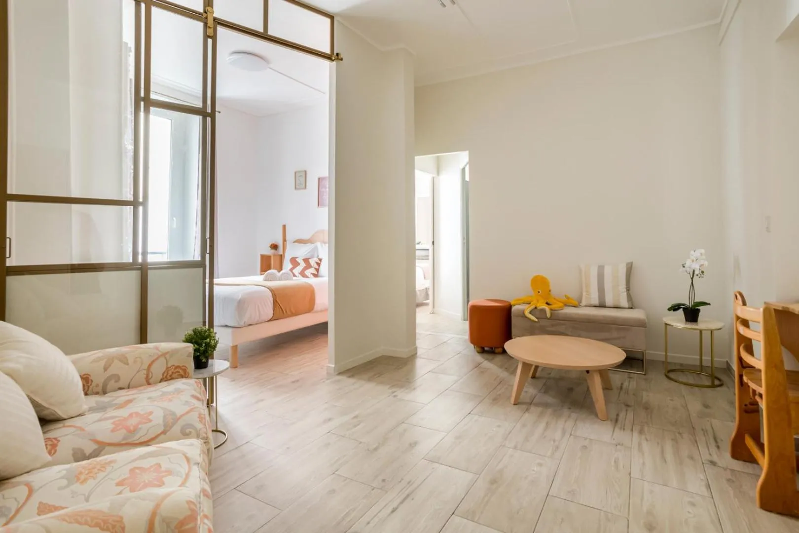 Living room, Bed in Reva Suites