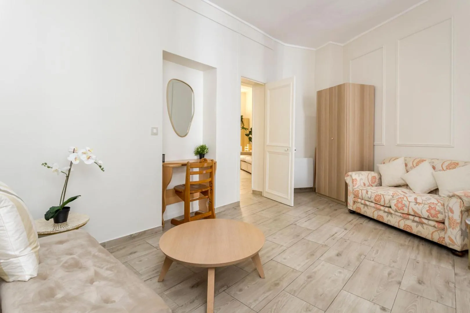 Living room, Bed in Reva Suites