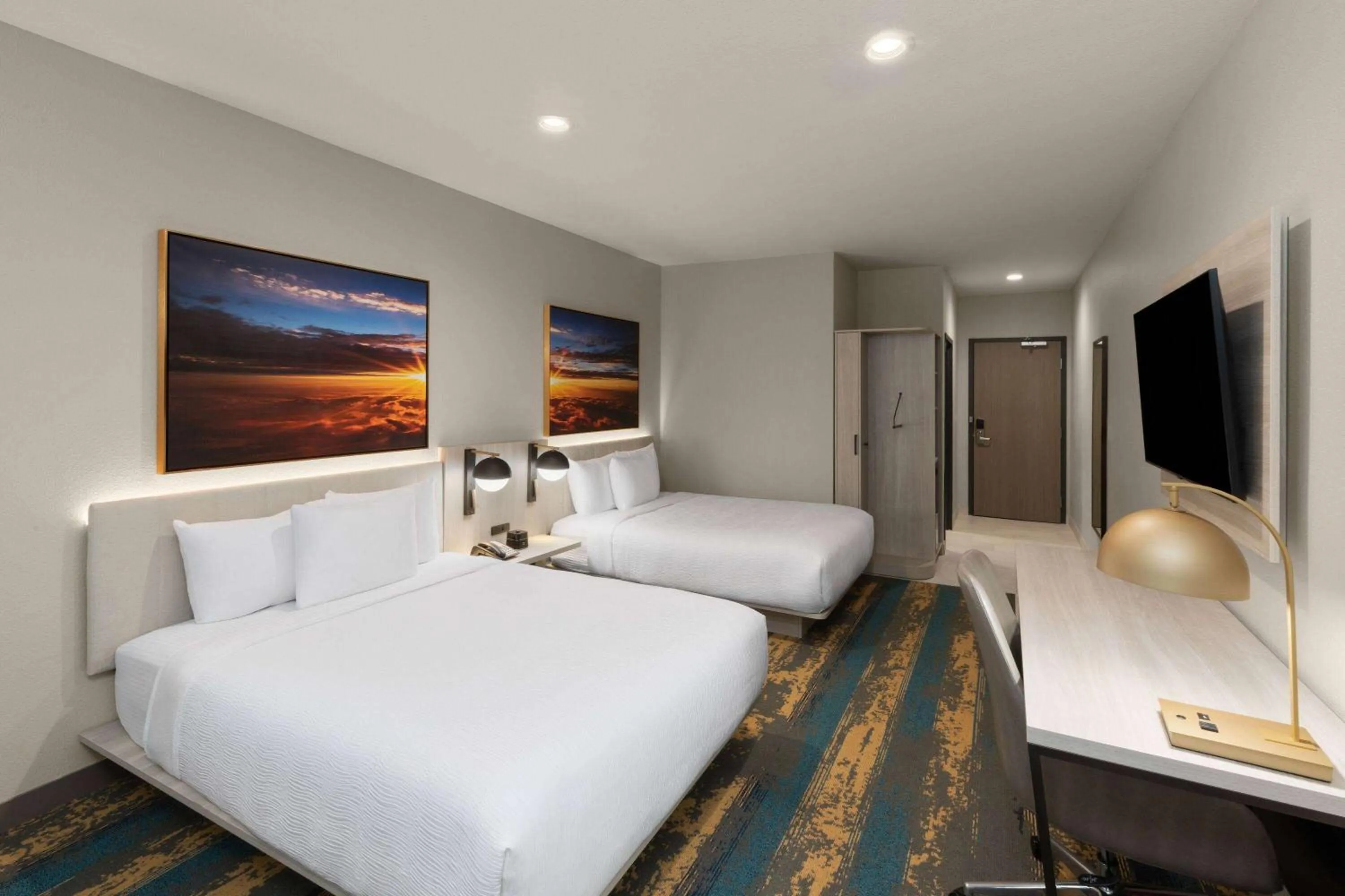 Photo of the whole room, Bed in La Quinta Inn & Suites by Wyndham DeSoto