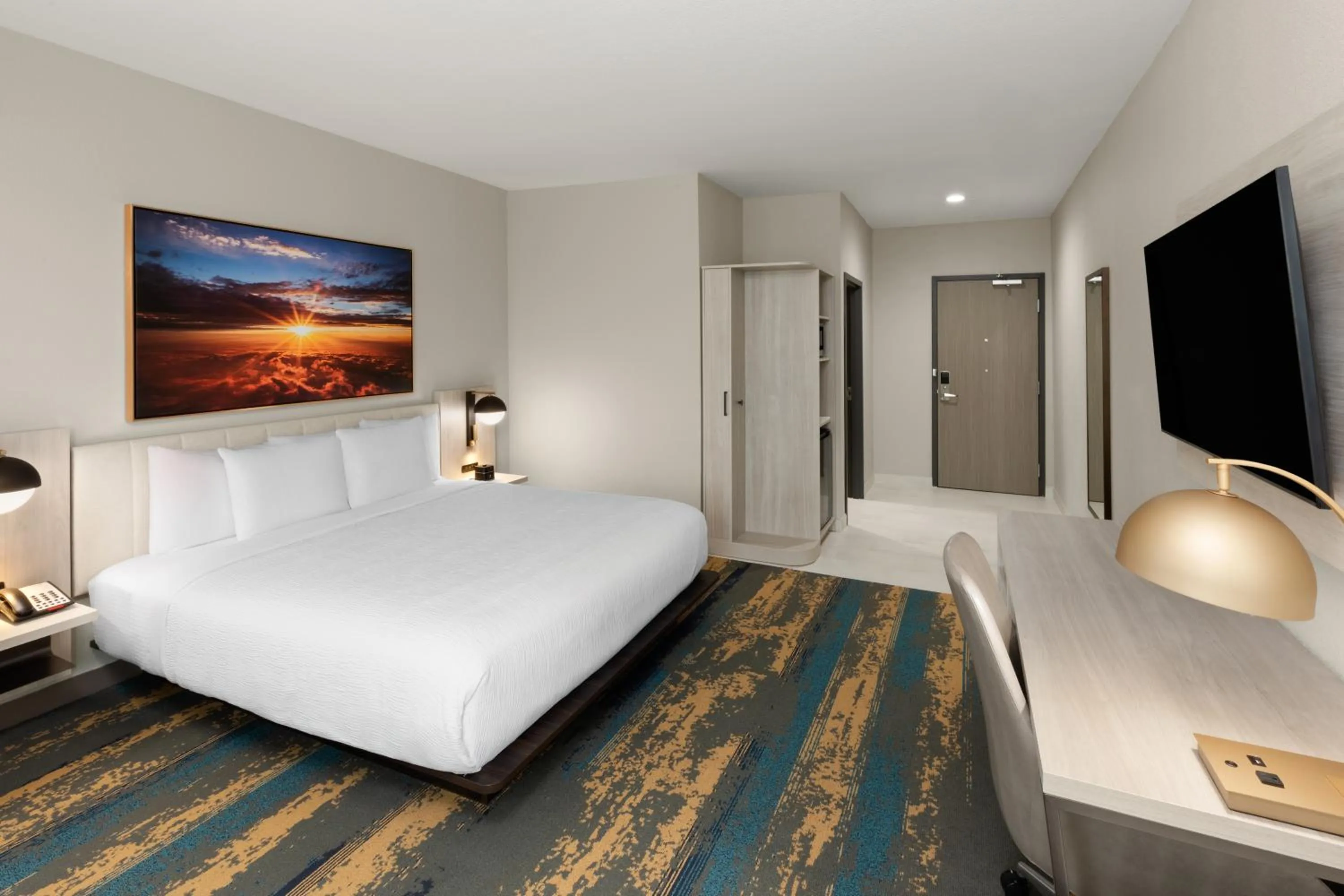 Bed in La Quinta Inn & Suites by Wyndham DeSoto