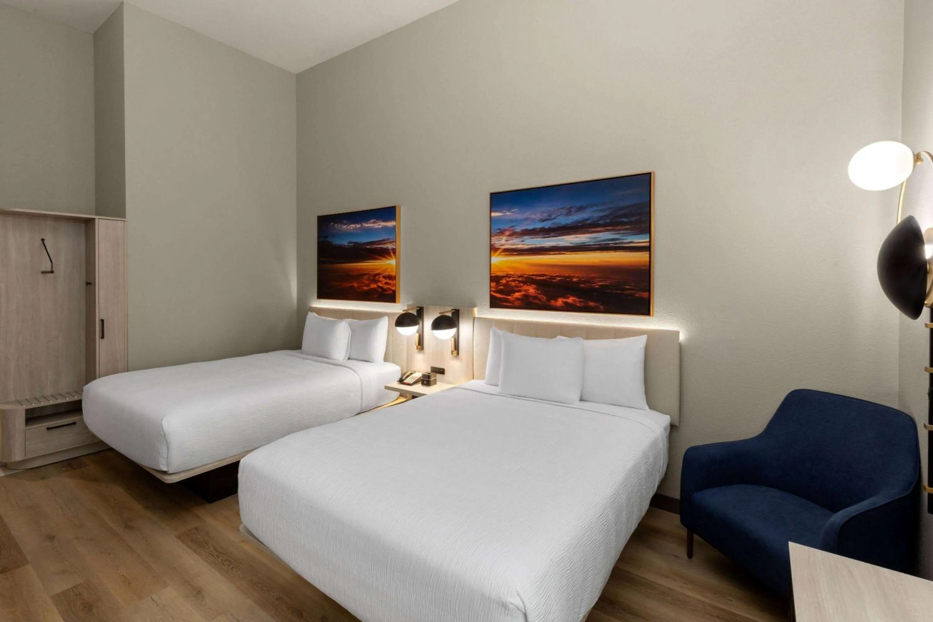 Photo of the whole room, Bed in La Quinta Inn & Suites by Wyndham DeSoto