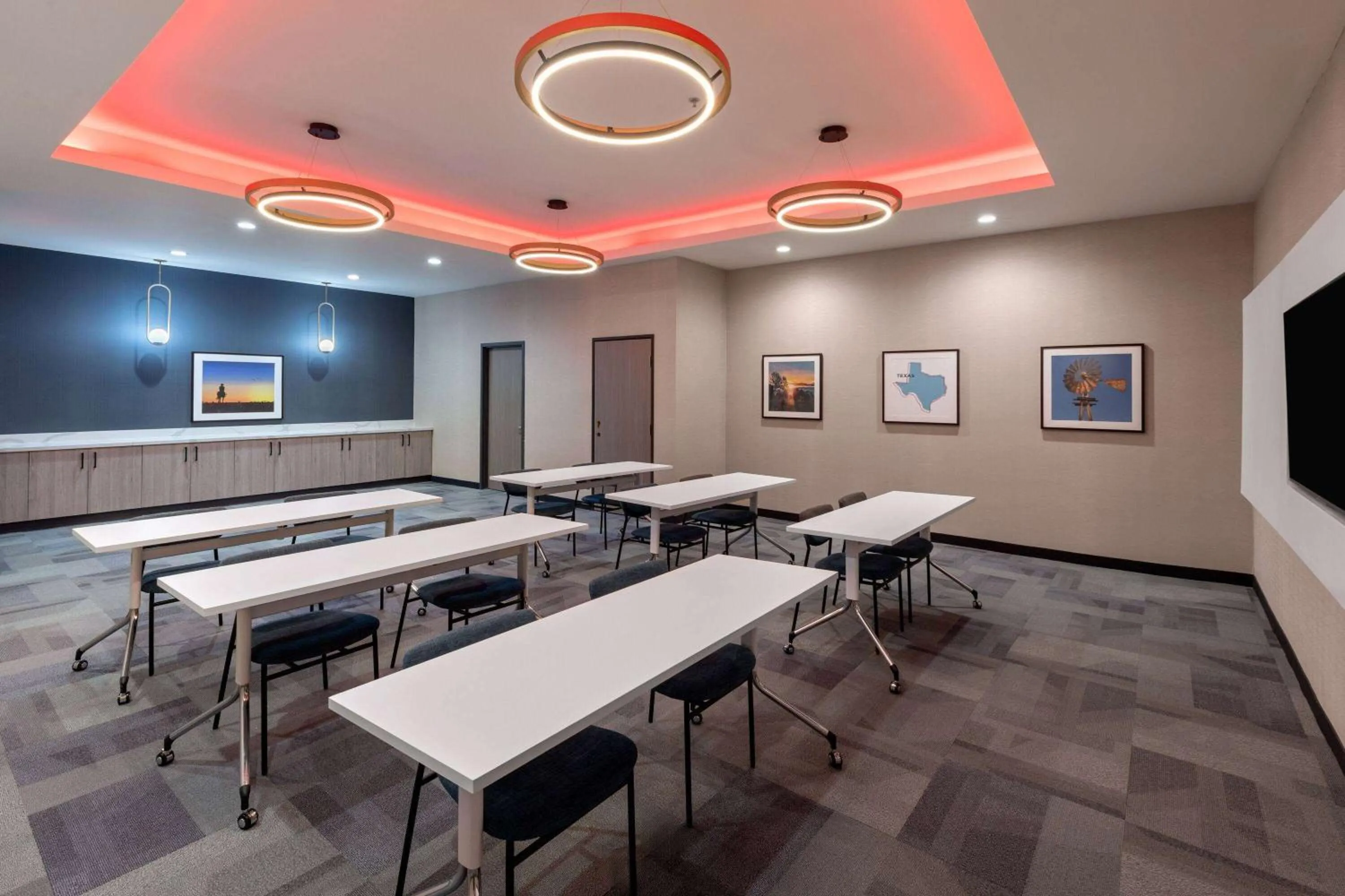Meeting/conference room in La Quinta Inn & Suites by Wyndham DeSoto