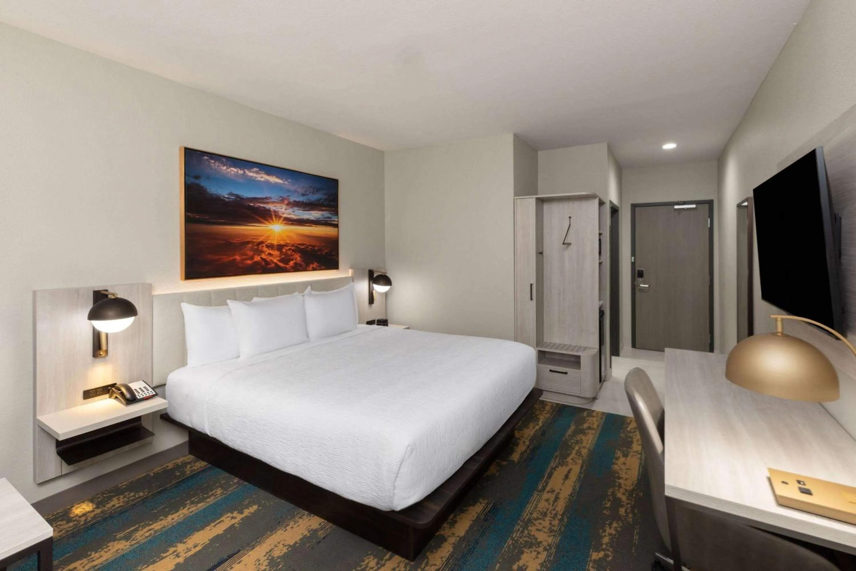 Photo of the whole room, Bed in La Quinta Inn & Suites by Wyndham DeSoto