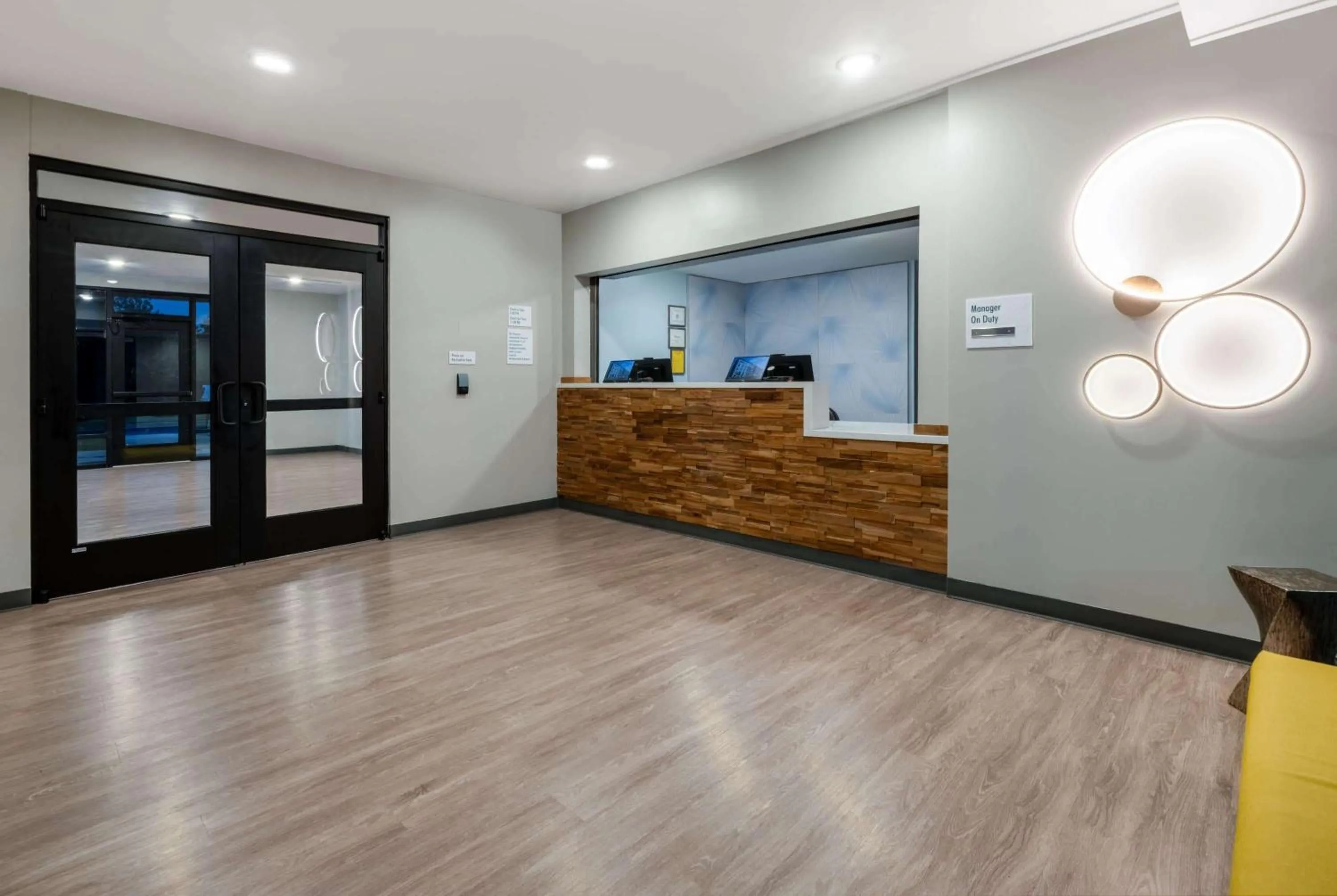 Lobby or reception in ECHO Suites Extended Stay by Wyndham Richmond West