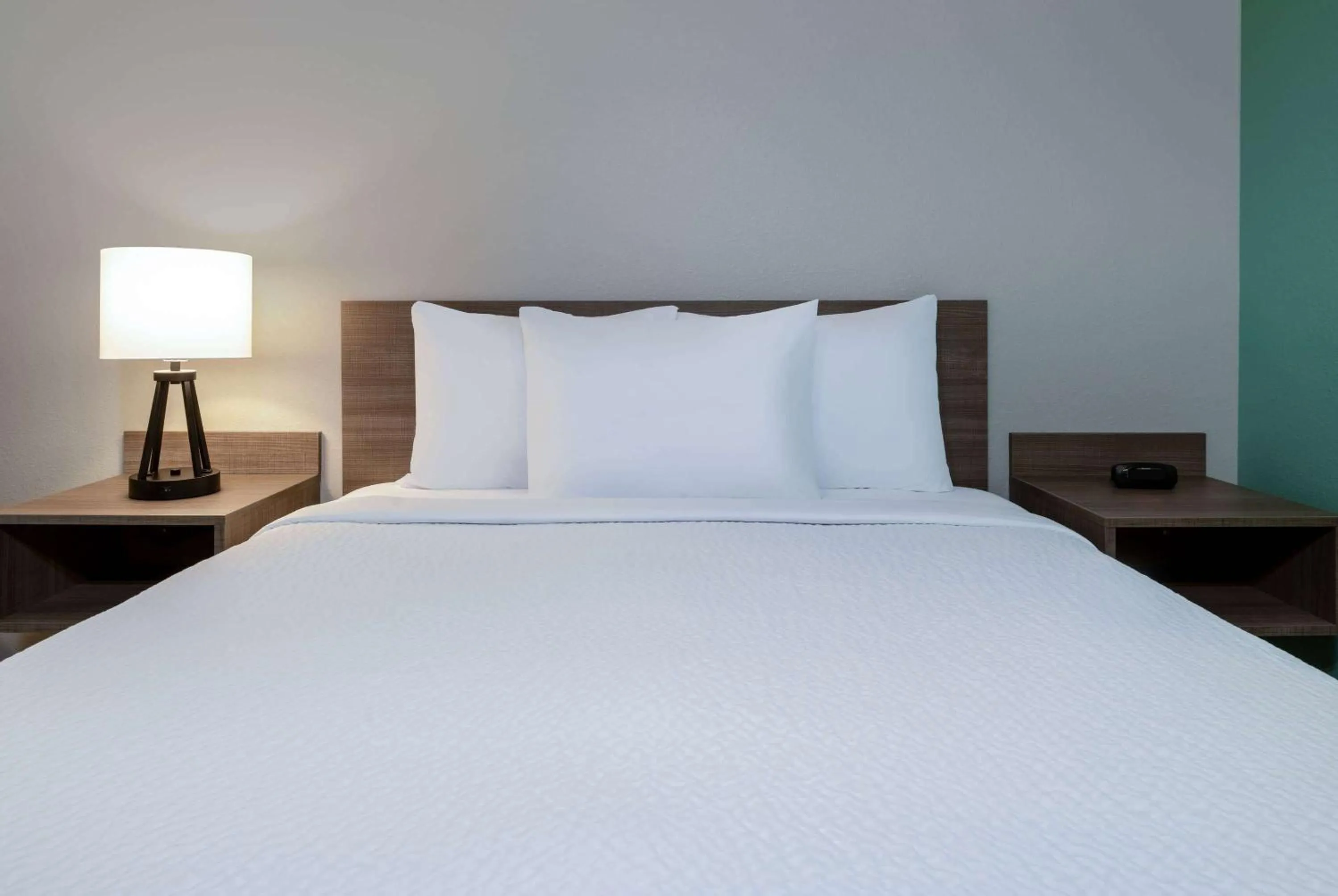 Photo of the whole room, Bed in ECHO Suites Extended Stay by Wyndham Richmond West