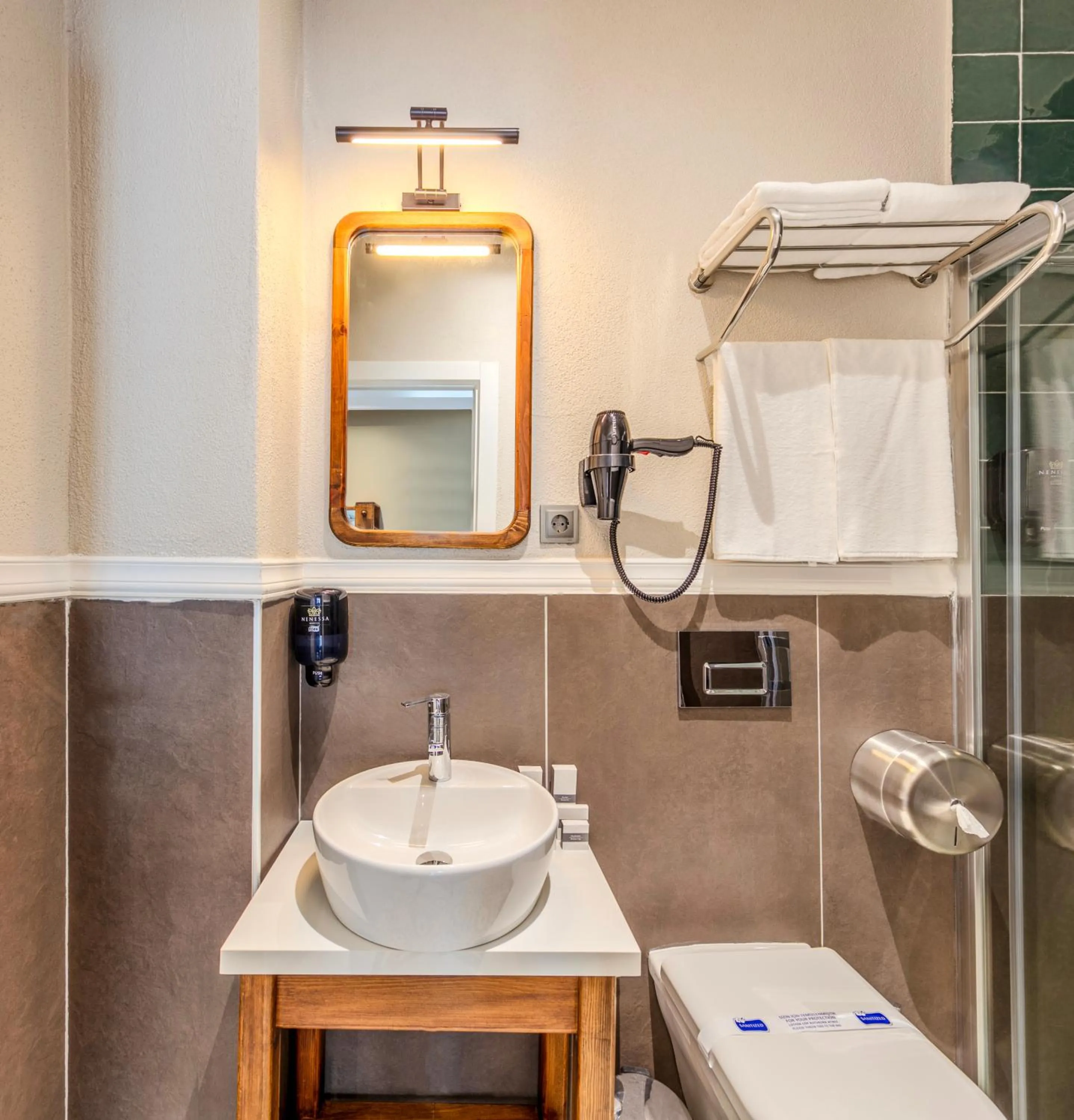 Shower in Nenessa Airport Hotel