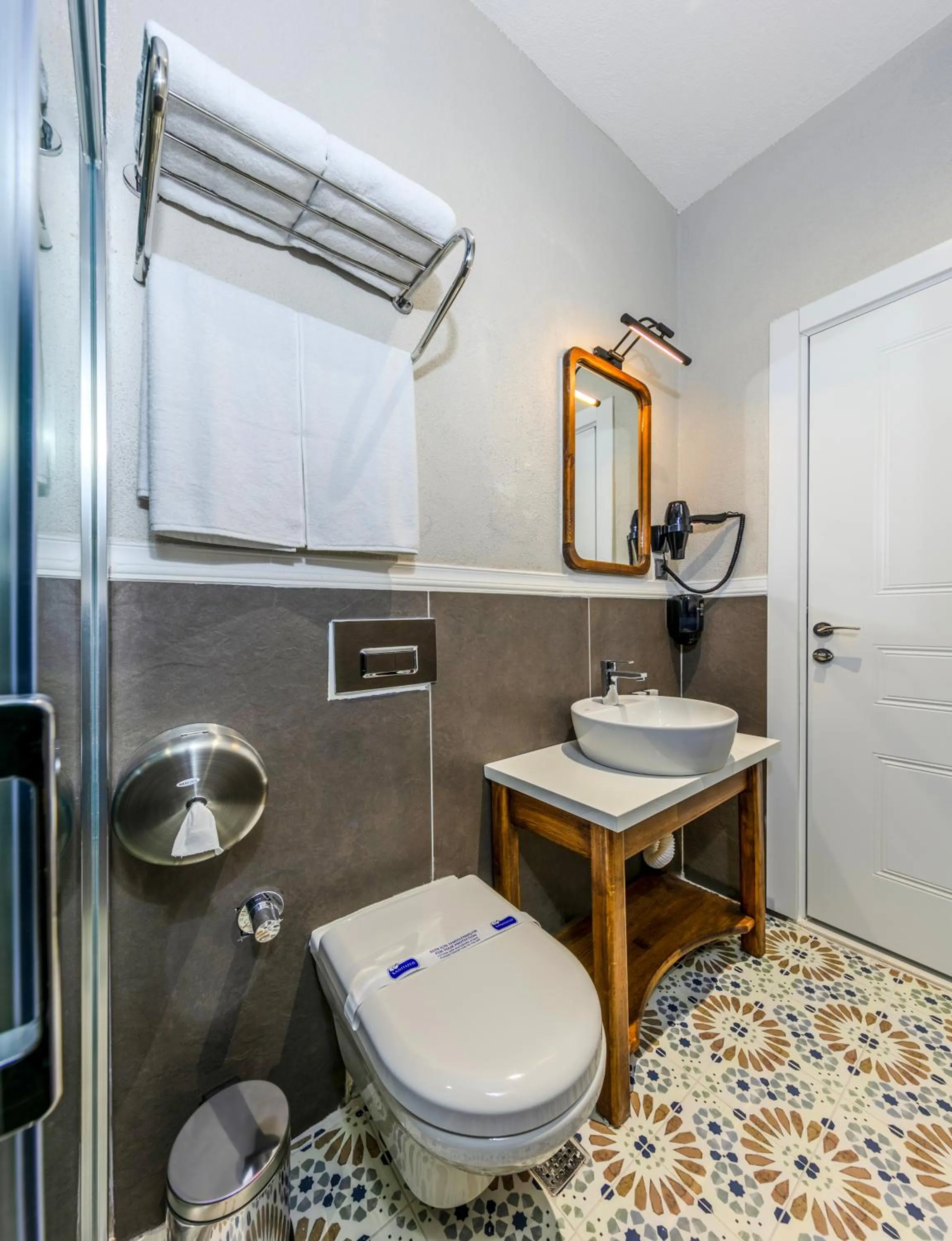 Shower in Nenessa Airport Hotel