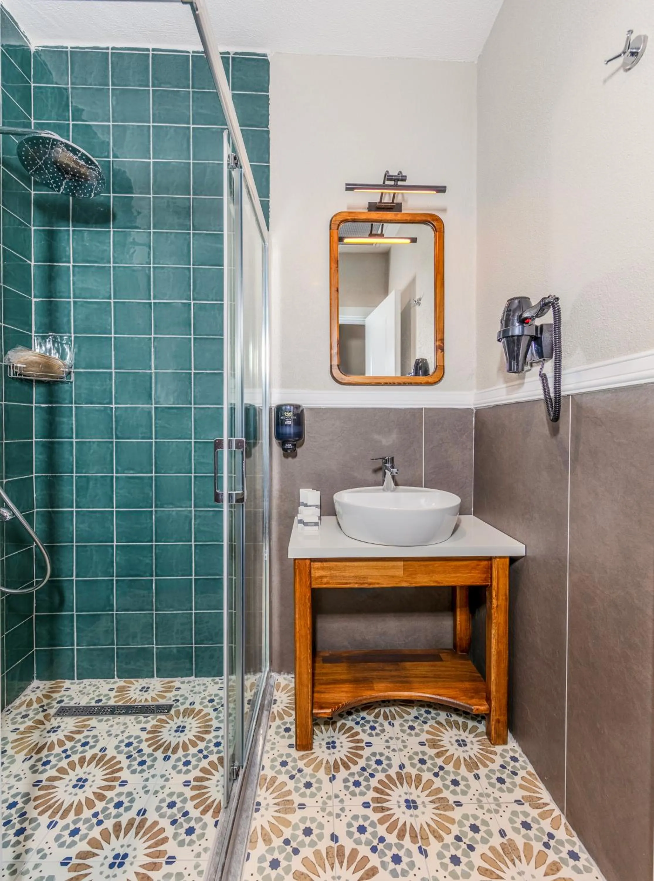 Shower, Bed in Nenessa Airport Hotel