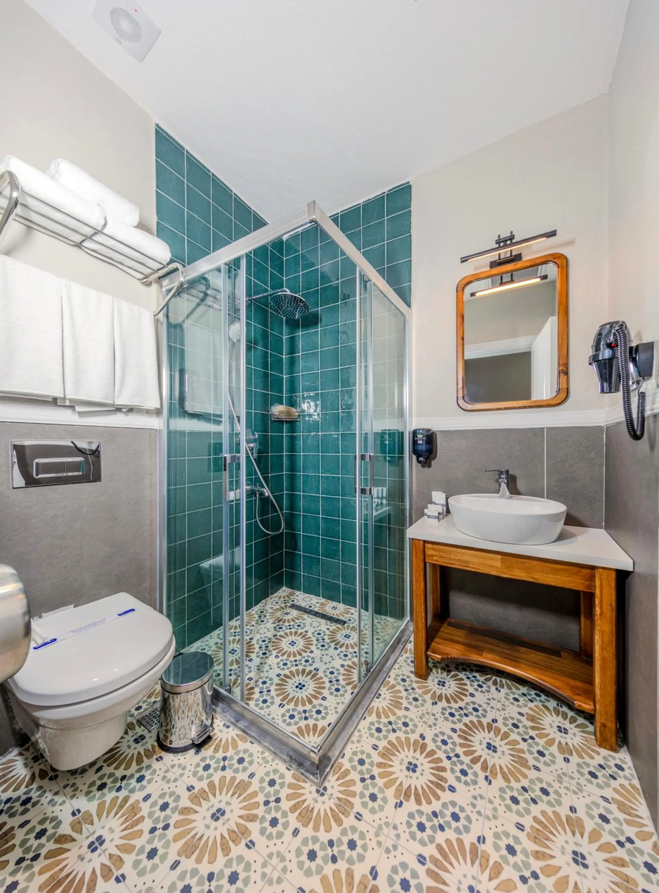 Shower in Nenessa Airport Hotel