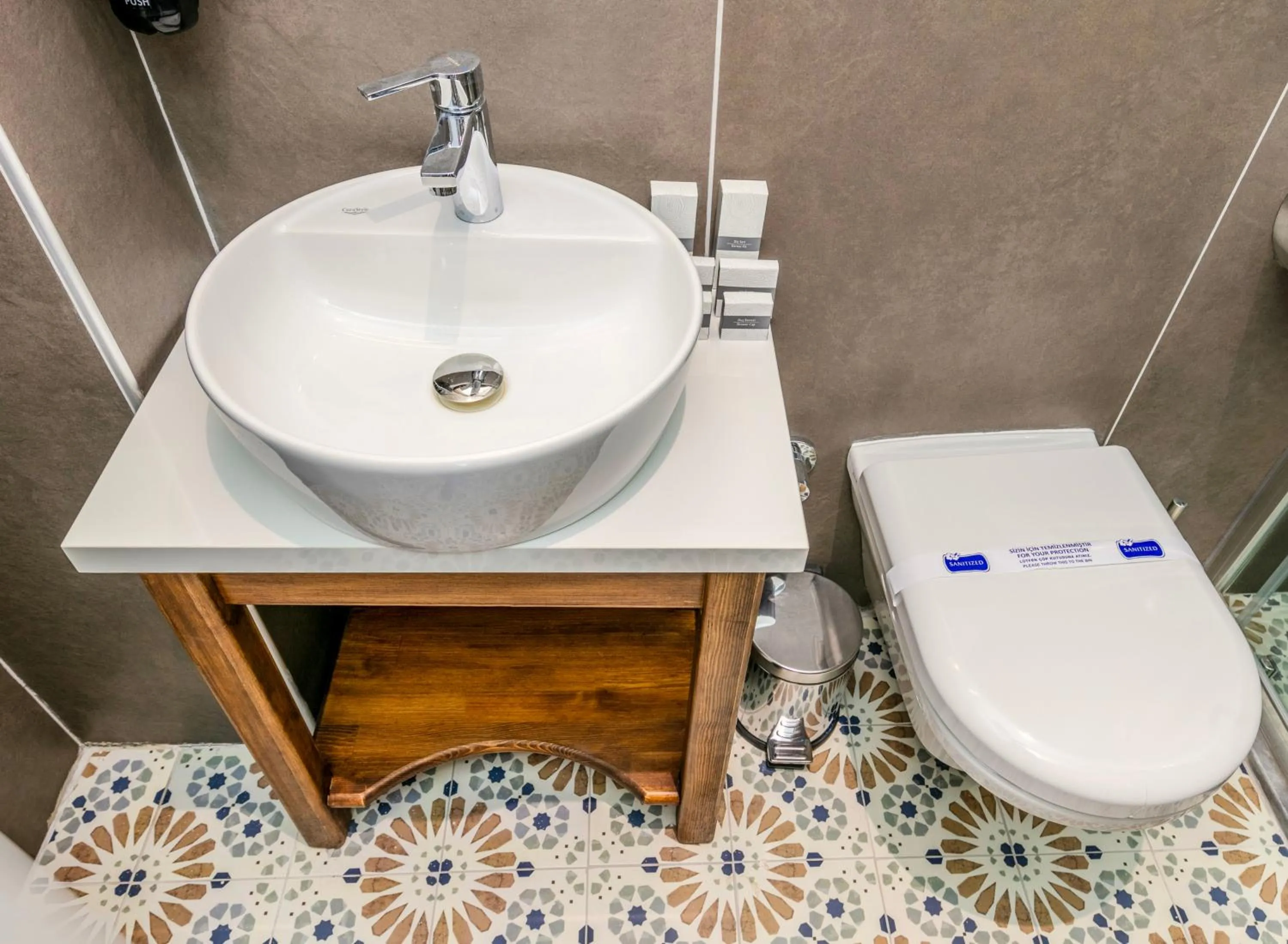 Toilet in Nenessa Airport Hotel