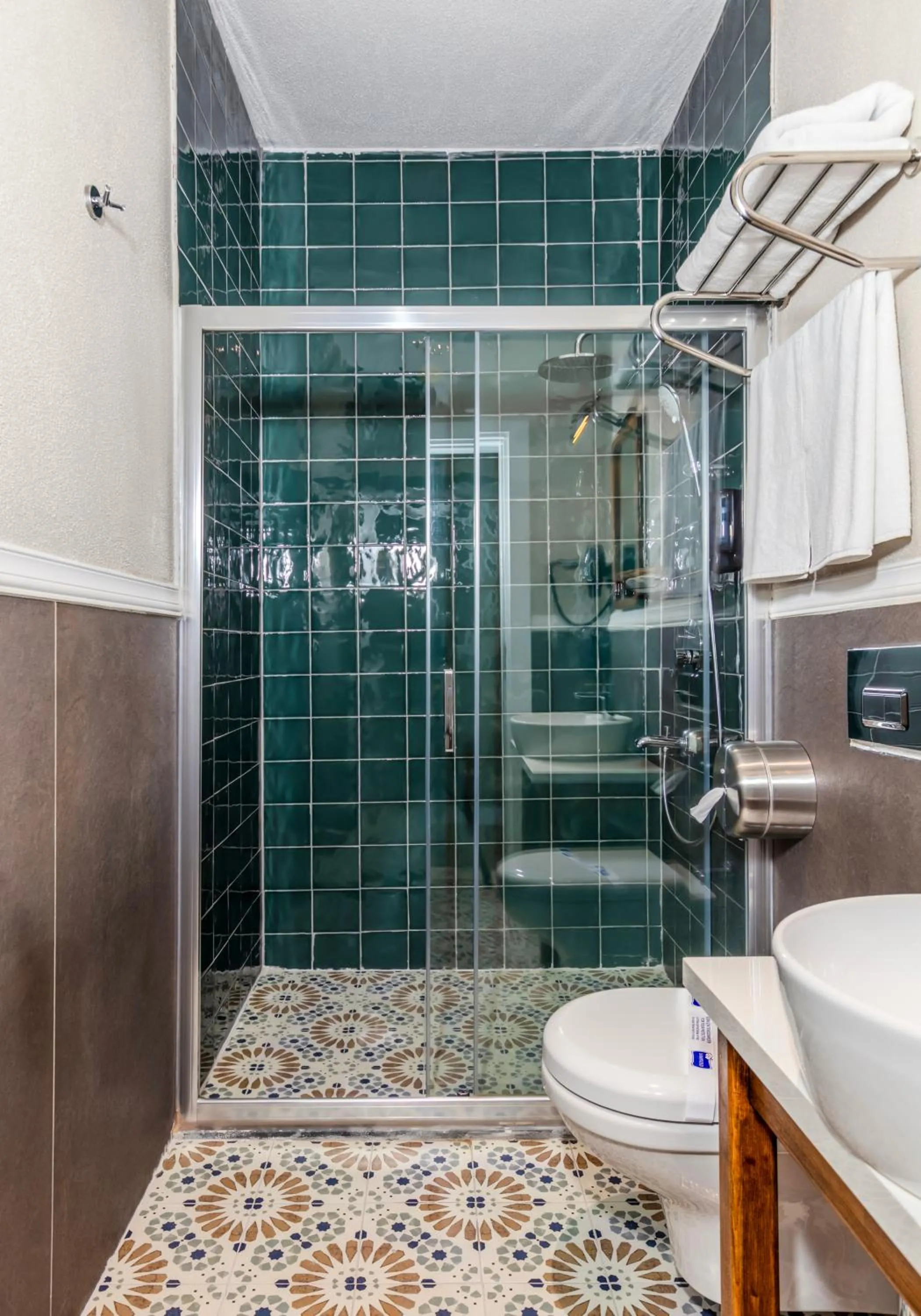 Shower in Nenessa Airport Hotel