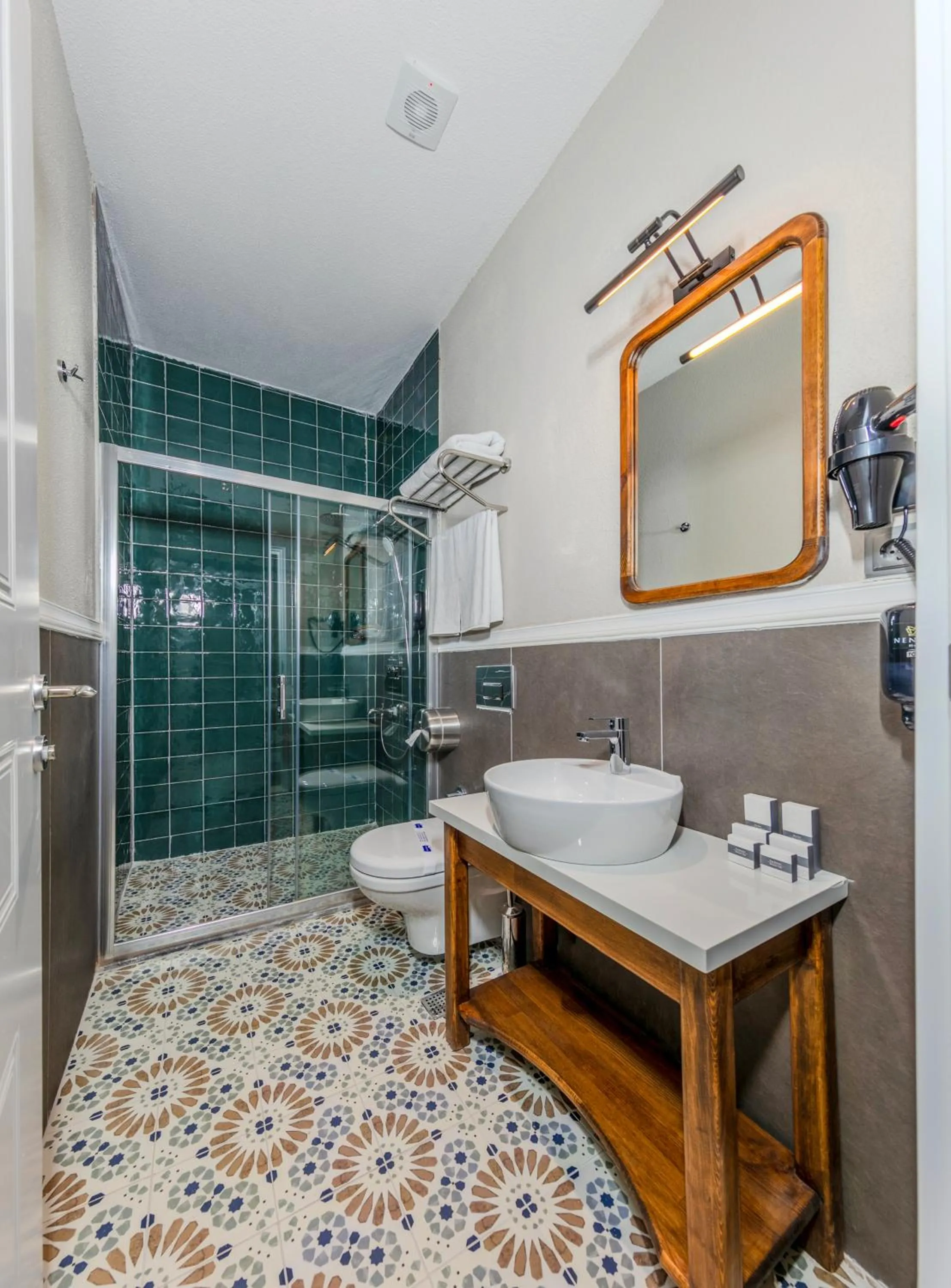 Shower in Nenessa Airport Hotel