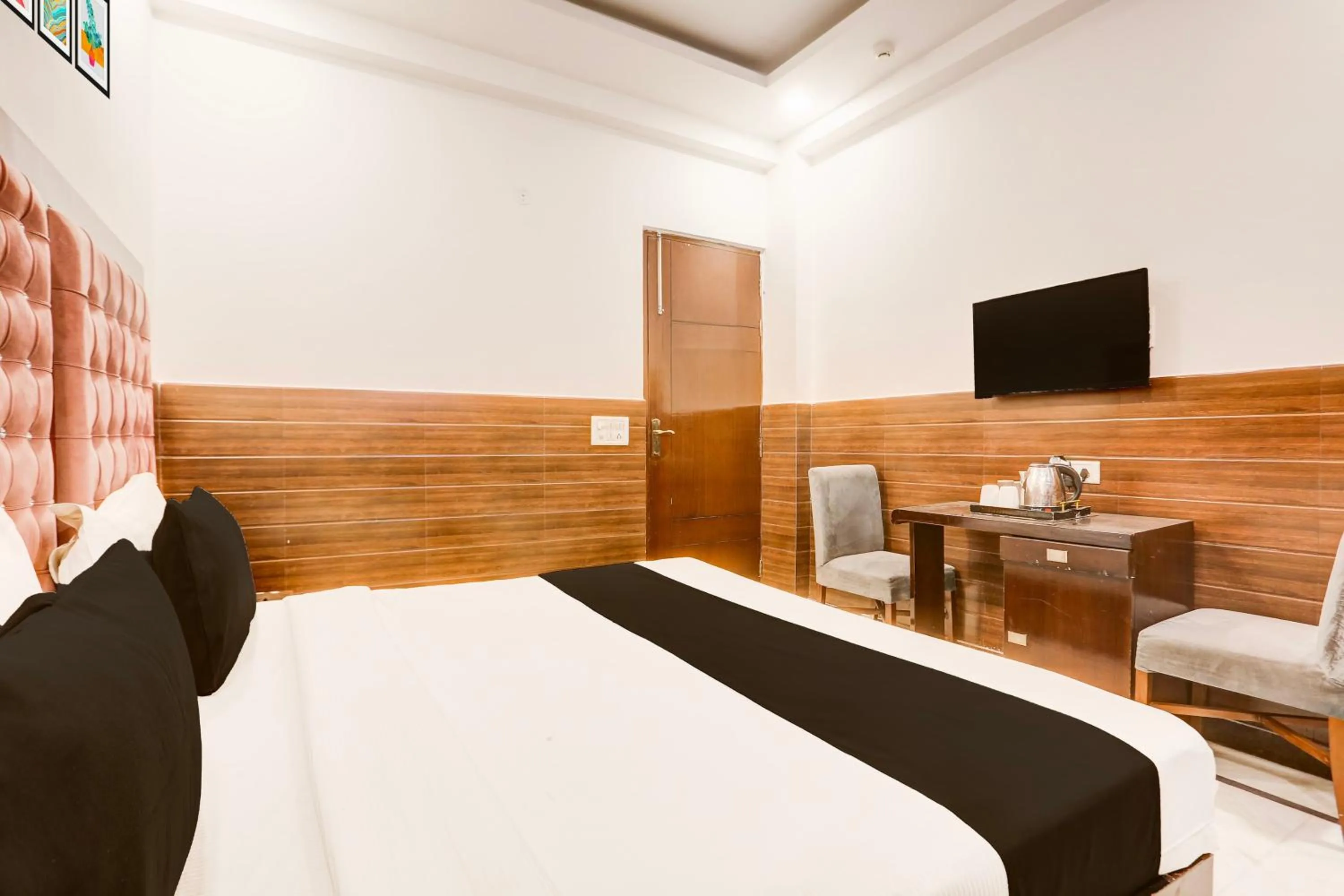 Bedroom, Bed in Super Collection O Mahipalpur Near Airport Formerly Jindal Palace