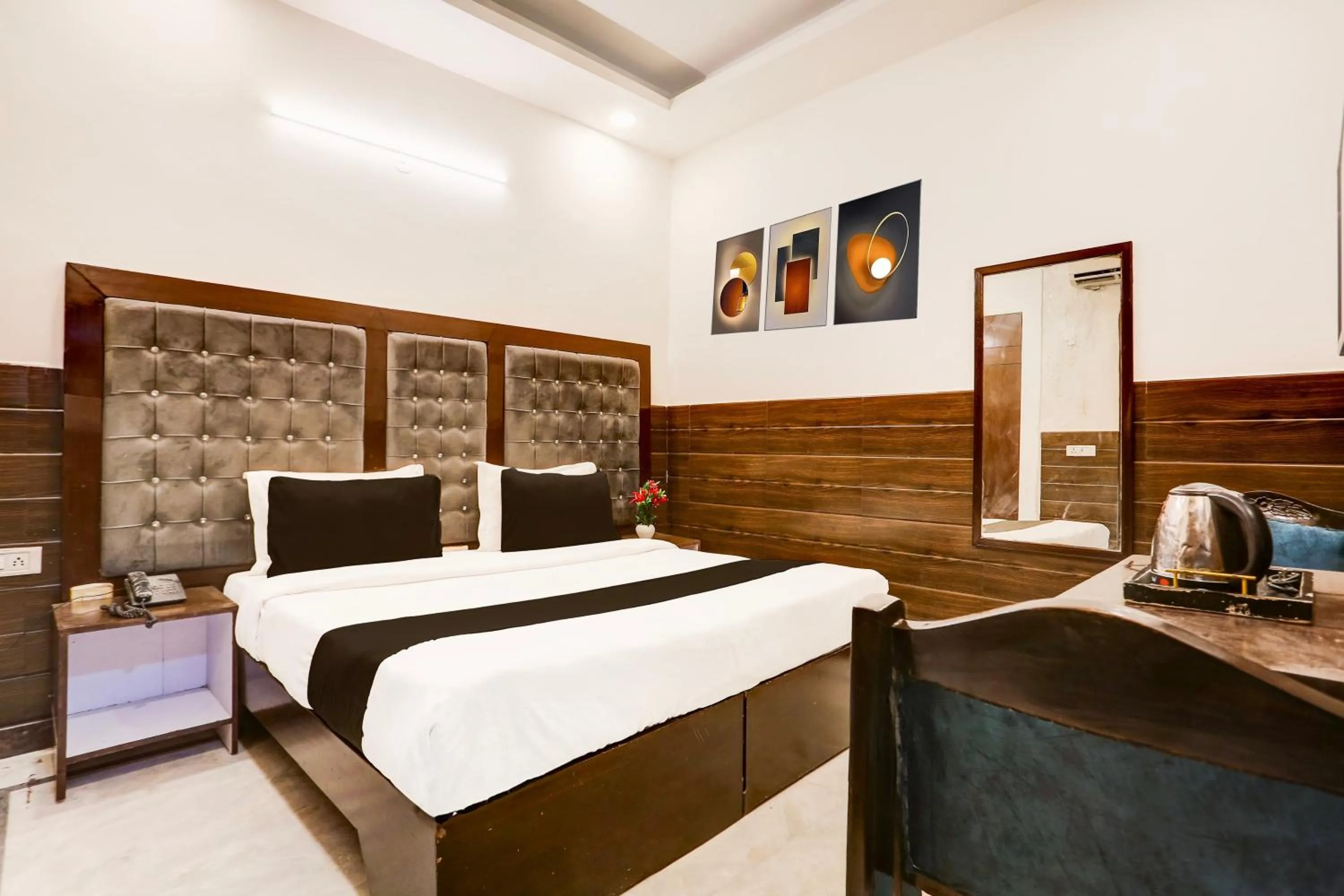 Bedroom, Bed in Super Collection O Mahipalpur Near Airport Formerly Jindal Palace