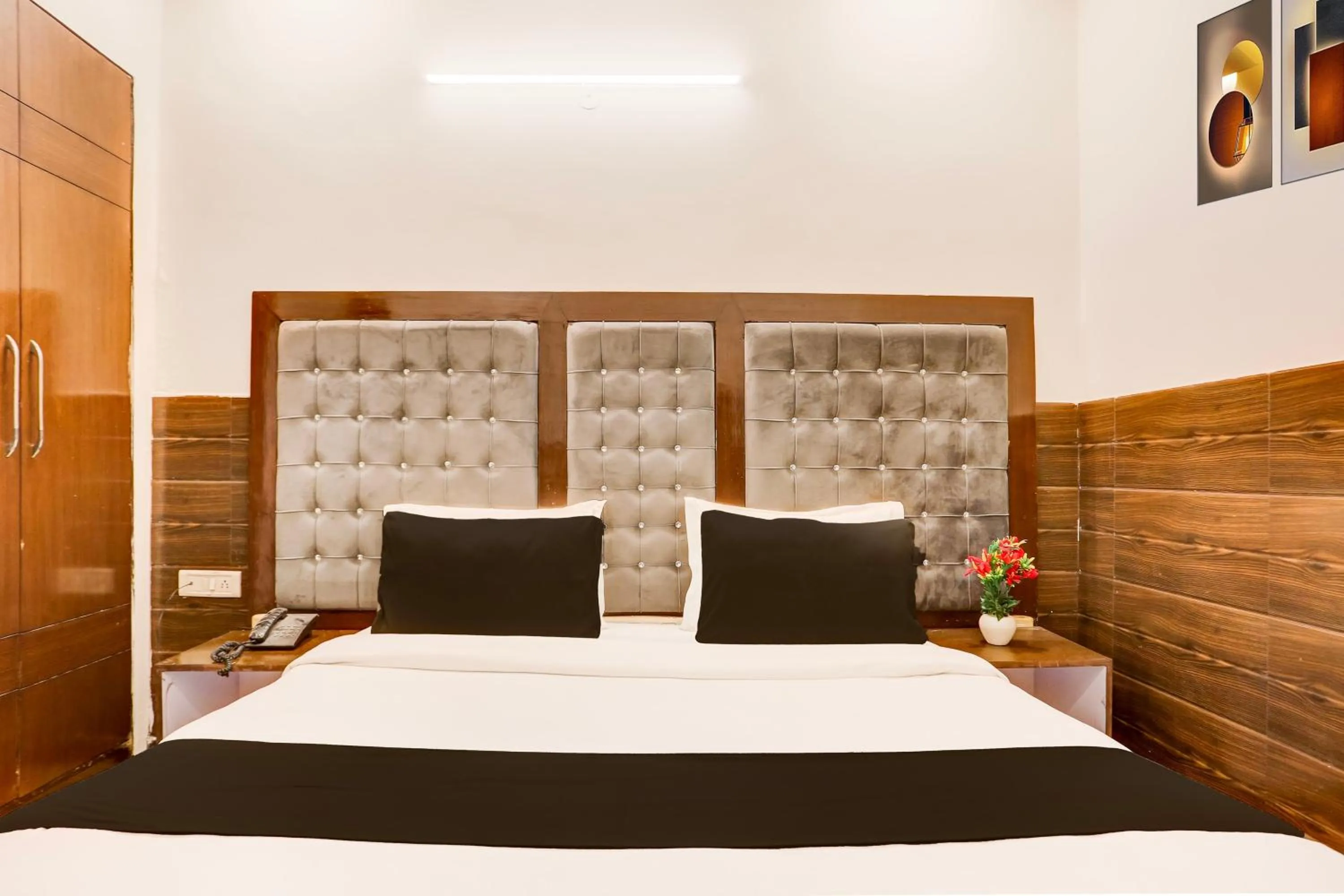 Bedroom, Bed in Super Collection O Mahipalpur Near Airport Formerly Jindal Palace