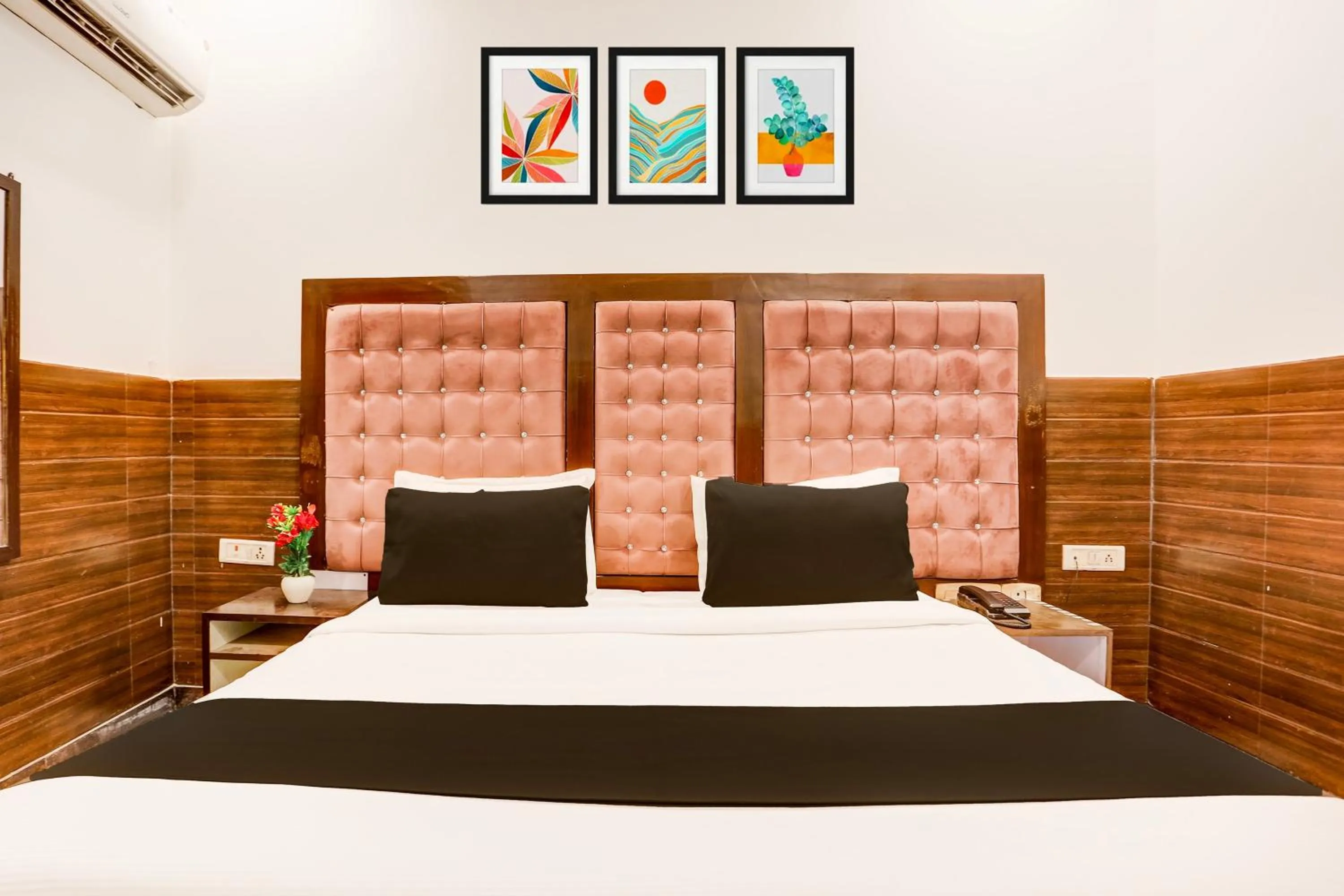 Bedroom, Bed in Super Collection O Mahipalpur Near Airport Formerly Jindal Palace