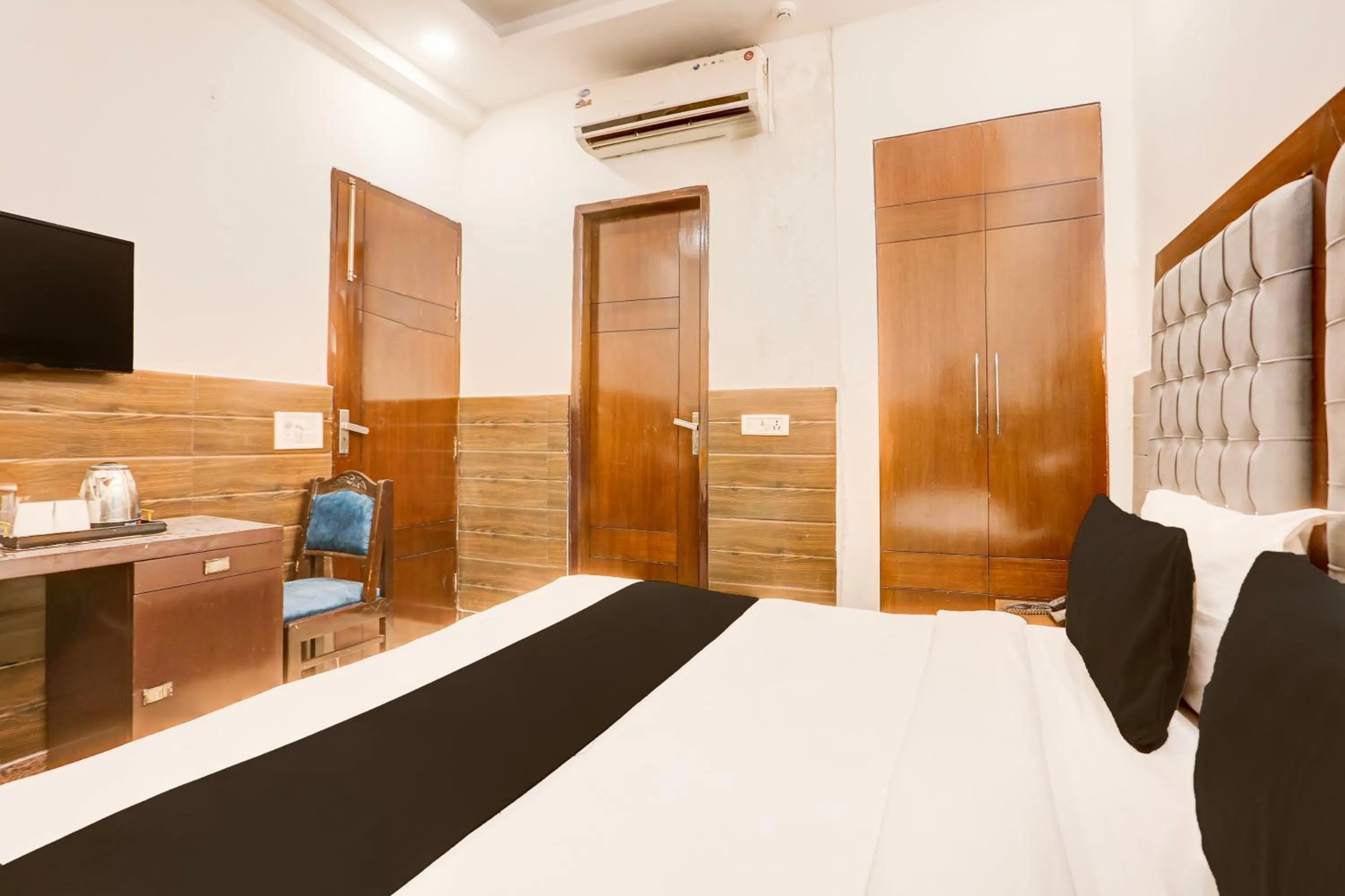 Bedroom, Bed in Super Collection O Mahipalpur Near Airport Formerly Jindal Palace