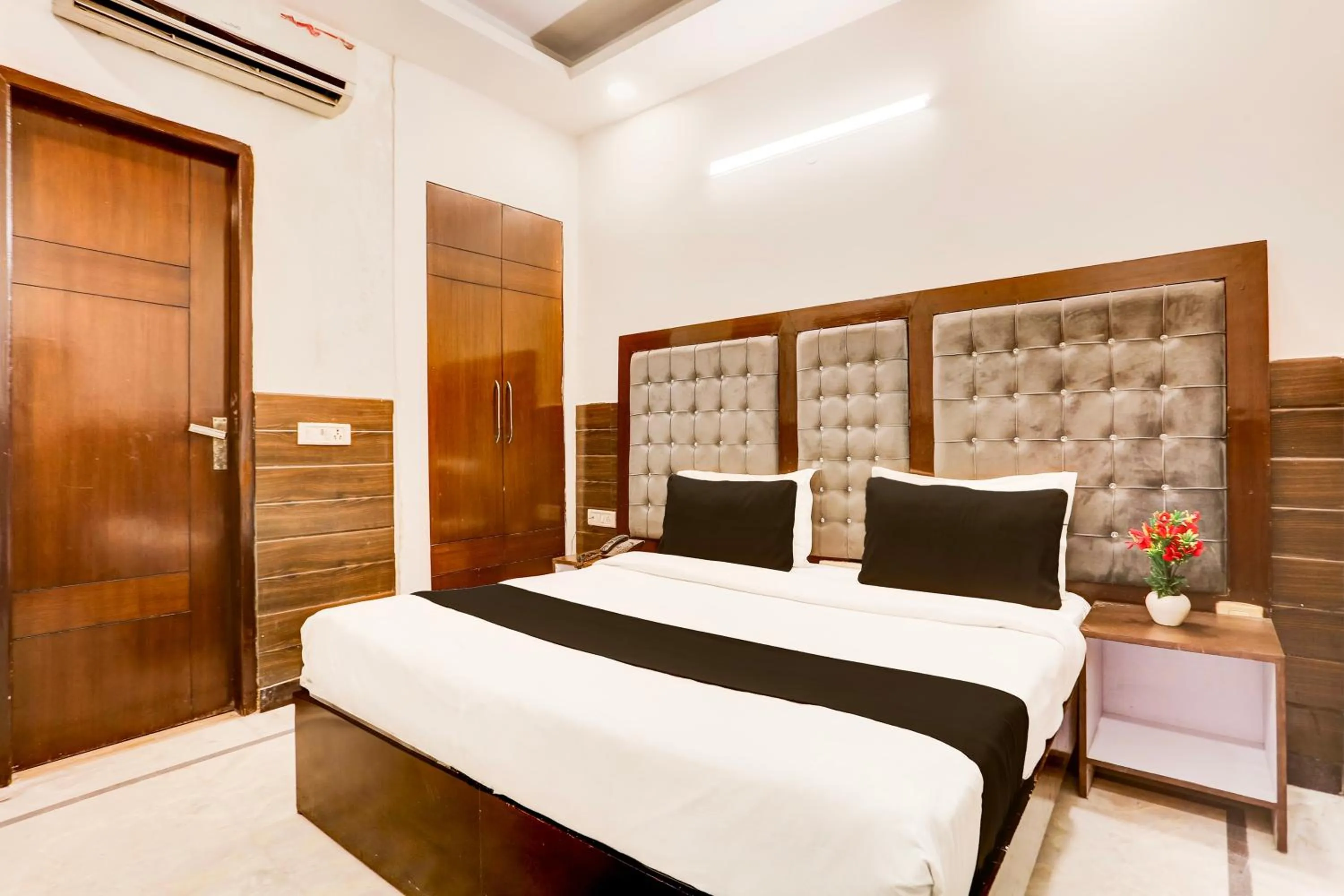 Bedroom, Bed in Super Collection O Mahipalpur Near Airport Formerly Jindal Palace