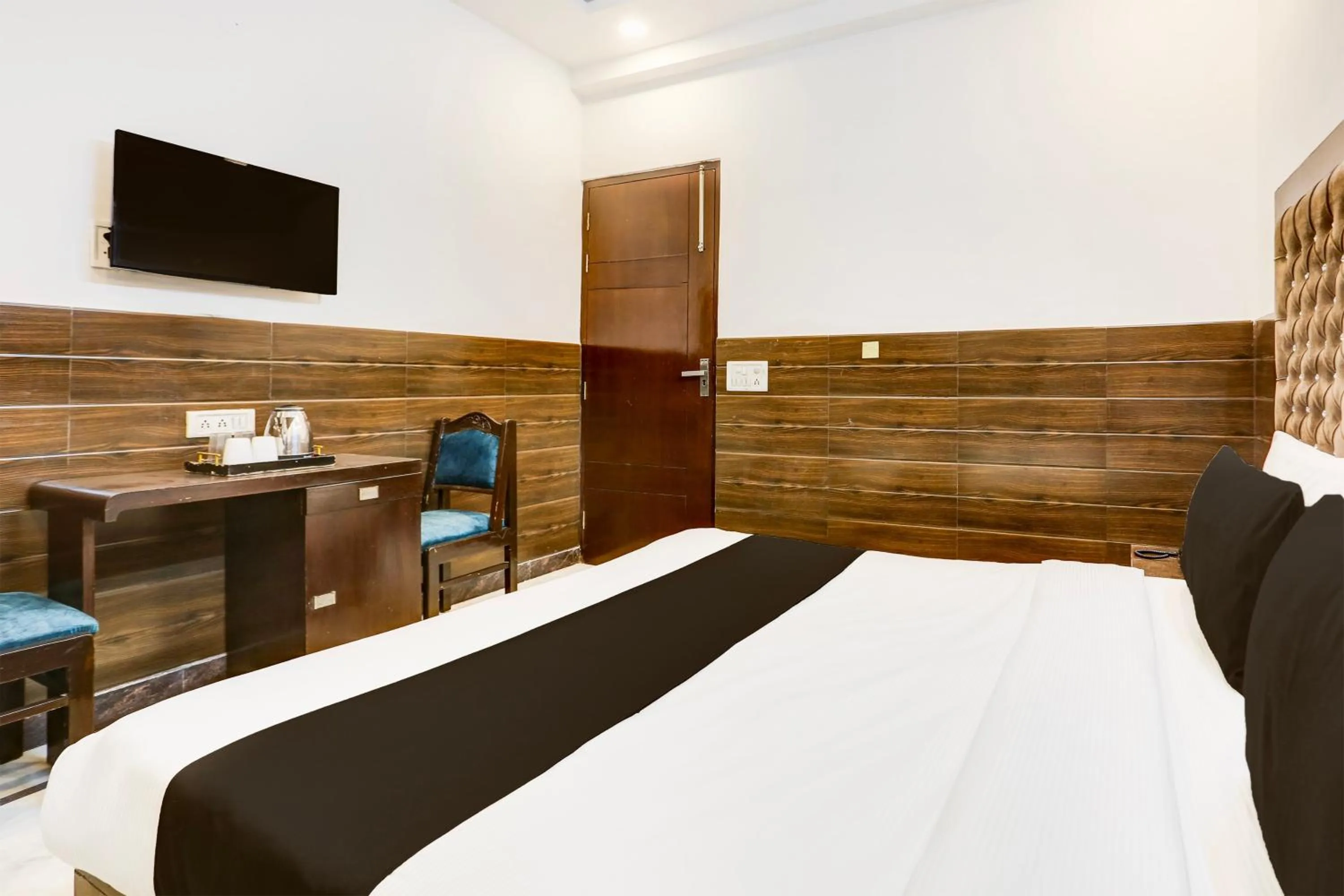 Bedroom, Bed in Super Collection O Mahipalpur Near Airport Formerly Jindal Palace