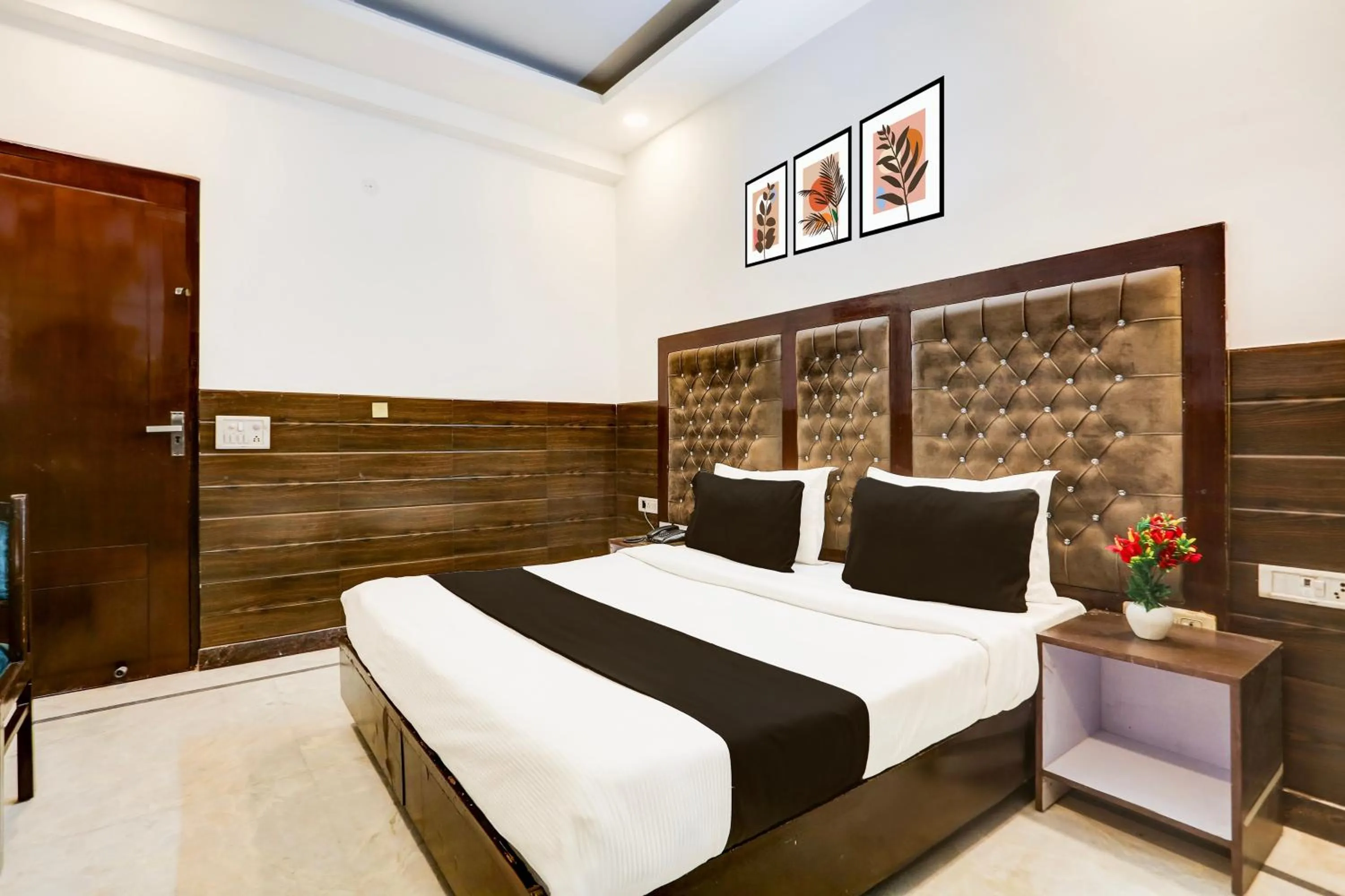 Bedroom, Bed in Super Collection O Mahipalpur Near Airport Formerly Jindal Palace