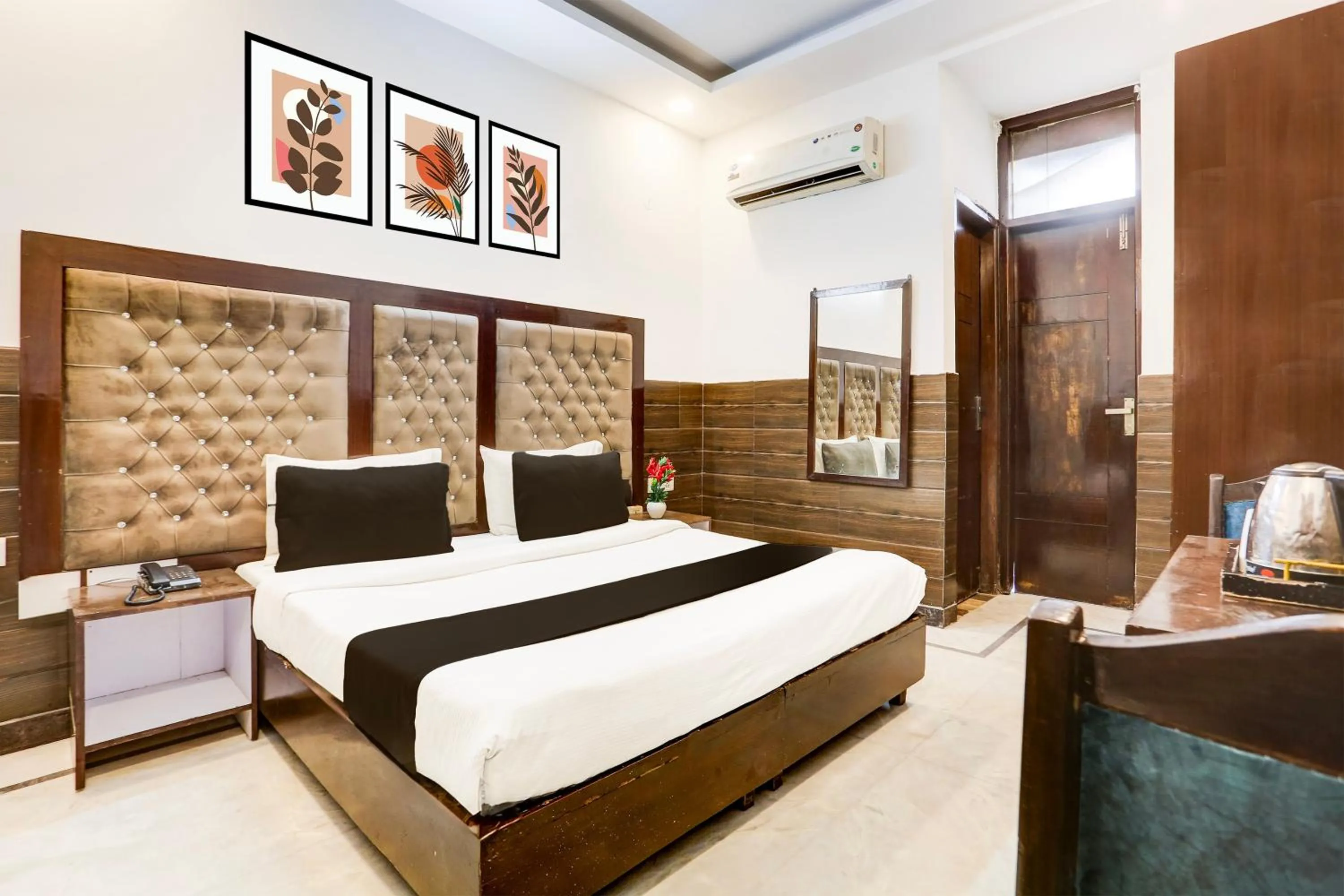 Bedroom, Bed in Super Collection O Mahipalpur Near Airport Formerly Jindal Palace
