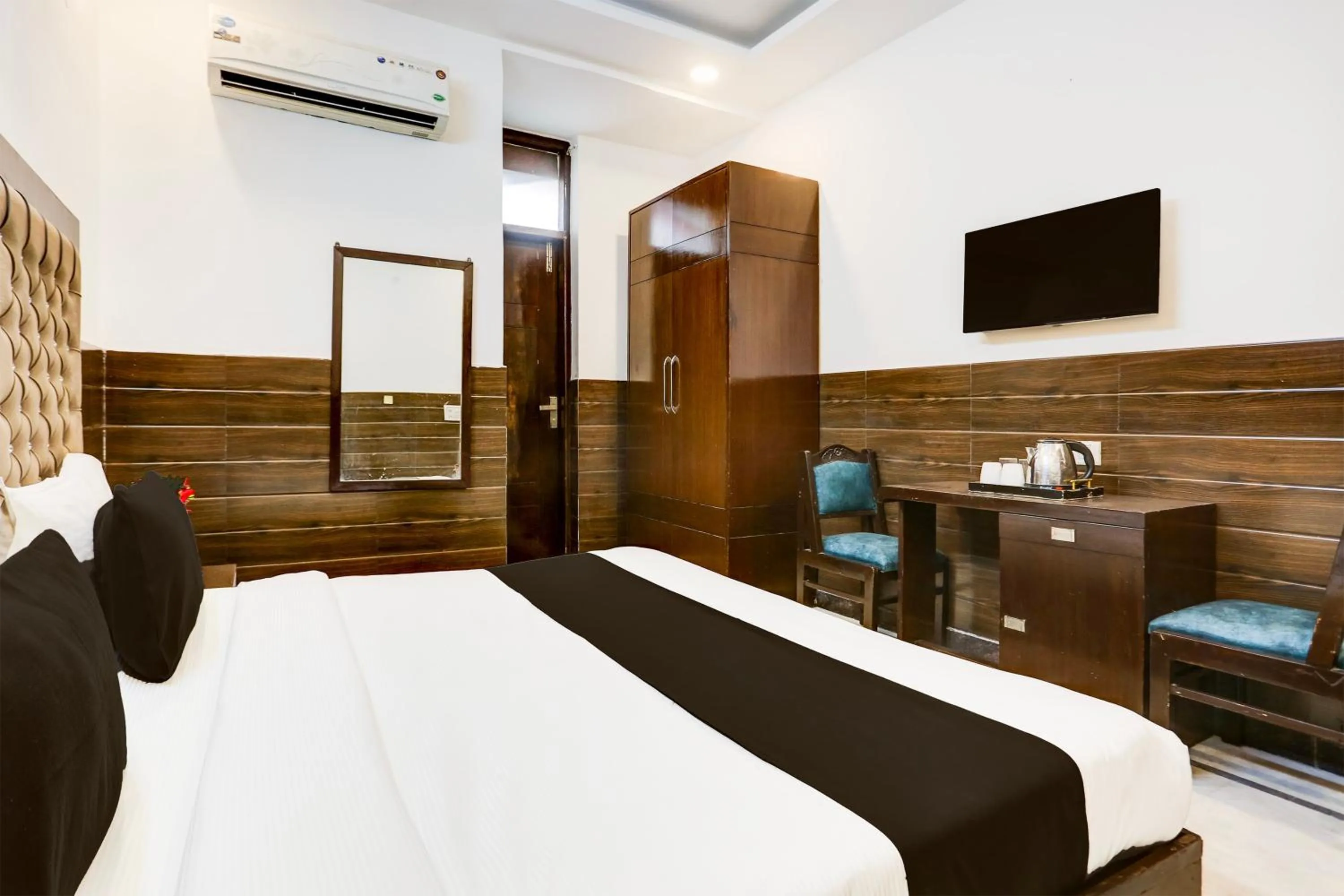 Bedroom, Bed in Super Collection O Mahipalpur Near Airport Formerly Jindal Palace