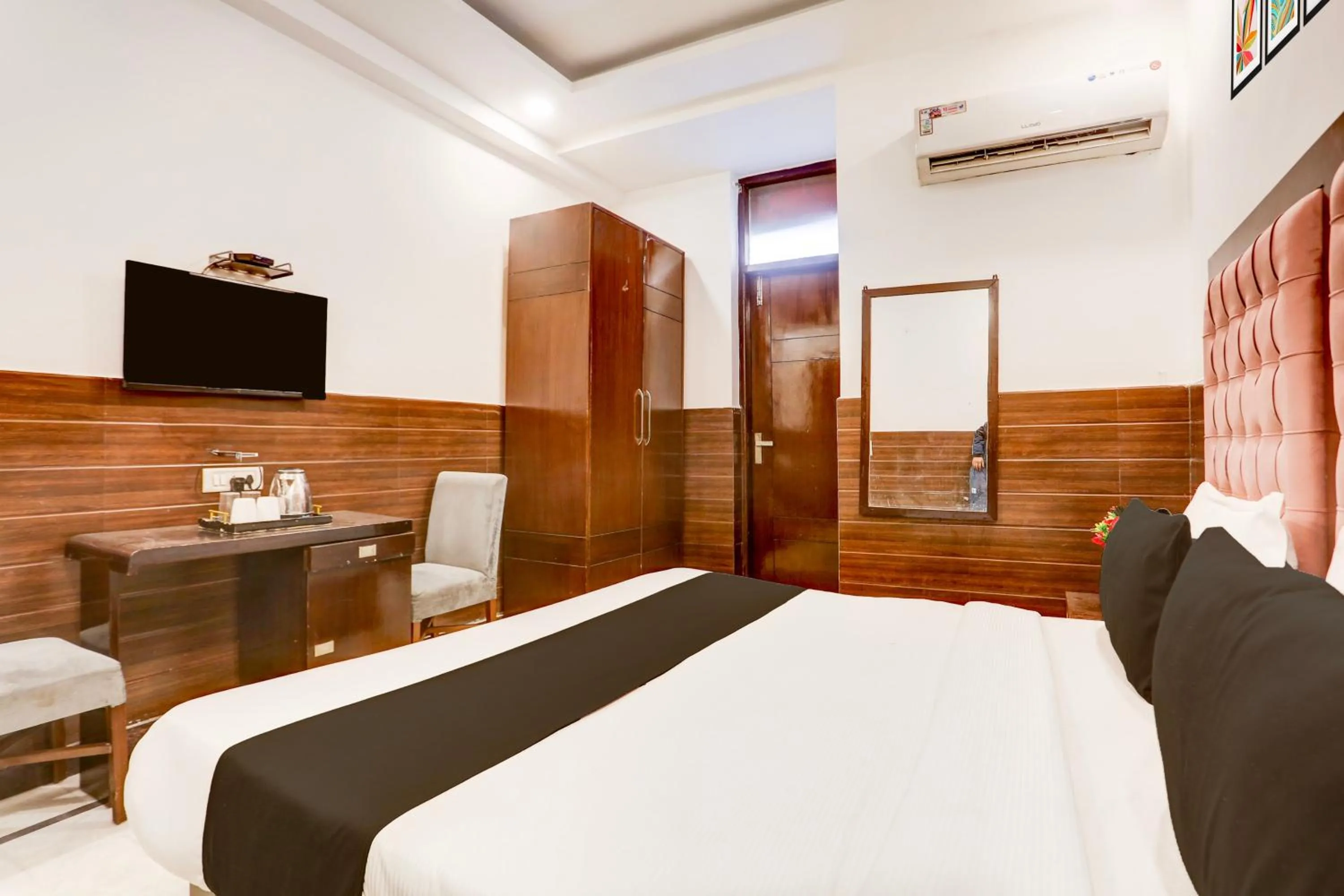 Bedroom, Bed in Super Collection O Mahipalpur Near Airport Formerly Jindal Palace