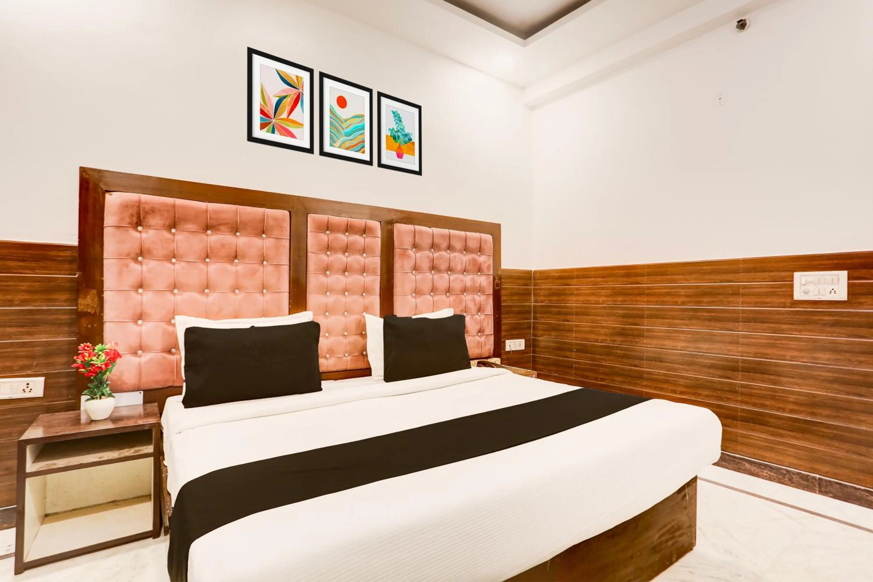 Bedroom, Bed in Super Collection O Mahipalpur Near Airport Formerly Jindal Palace